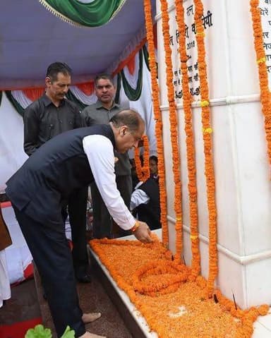 पूर्व CM जयराम ठाकुर ने आज पूर्व प्रधानमंत्री अटल बिहारी वाजपेयी की प्रतिमा पर श्रद्धासुमन अर्पित कर भावपूर्ण श्रद्धांजलि दी।