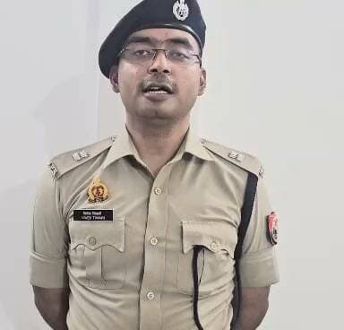 लखीमपुर सदर कोतवाली पुलिस ने सामूहिक दुष्कर्म के मामले में त्वरित कार्रवाई करते हुए नामजद तीनों आरोपियों को घटना के महज 24 घंटे के अंदर देवकली रोड पुलिया के पास से गिरफ्तार कर लिया। पुलिस के मुताबिक मामले में आगे की विधिक कार्रवाई जारी है।
#LakhimpurKheri #LakhimpurNews #UPPolice #BreakingNews #CrimeNews