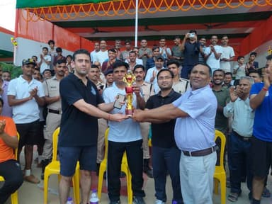 रोमांचक मुकाबले में जिला प्रशासन एकादश ने बैंकर एकादश को दी शिकस्त
सीतामढ़ी, 15 अगस्त 2026। 80वें स्वतंत्रता दिवस के अवसर पर बैंक ऑफ बड़ौदा के सहयोग से पुलिस लाइन, डुमरा, सीतामढ़ी में जिला प्रशासन एकादश एवं बैंकर एकादश के बीच फुटबॉल मैच का आयोजन किया गया। बेहद रोमांचक और संघर्षपूर्ण मुकाबले में जिला प्रशासन एकादश ने शानदार प्रदर्शन करते हुए बैंकर एकादश को पराजित कर जीत दर्ज की।
मुकाबले की शुरुआत से ही दोनों टीमों के खिलाड़ियों के बीच कड़ा संघर्ष देखने को मिला। खिलाड़ियों ने बेहतरीन खेल कौशल, अनुशासन और टीम भावना का प्रदर्शन किया। मैच के दौरान मैदान में रोमांच चरम पर रहा और हर पल दर्शकों की नजरें परिणाम पर टिकी रहीं। अंततः जिला प्रशासन एकादश ने बाजी मारते हुए शानदार जीत अपने नाम की।
जिला प्रशासन एकादश की टीम का नेतृत्व जिला पदाधिकारी श्री रिची पाण्डेय ने किया। उनके नेतृत्व में टीम के खिलाड़ियों ने बेहतरीन तालमेल और खेल भावना का परिचय देते हुए मुकाबले में विजय हासिल की।
इस अवसर पर बैंक ऑफ बड़ौदा द्वारा आयोजित इस खेल आयोजन ने स्वतंत्रता दिवस के उत्सव में एक नई ऊर्जा और उत्साह का संचार किया।
मुकाबले के दौरान उपस्थित पदाधिकारियों, कर्मियों एवं दर्शकों ने खिलाड़ियों का उत्साहवर्धन किया। जिला प्रशासन एकादश की जीत के बाद खिलाड़ियों और समर्थकों में खासा उत्साह देखने को मिला।