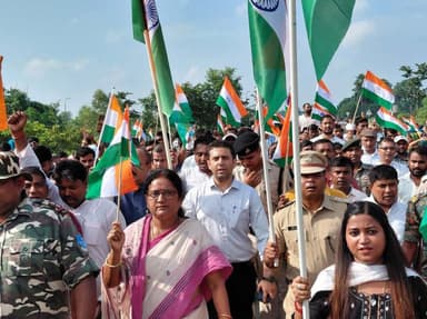 सोनबरसा प्रखंड में इंडो नेपाल बोर्डर पथ पर विधायक गायत्री देवी सोनबरसा के सभी प्रशासनिक पदाधिकारी , सरकारी कर्मचारी एवं सभी स्कूलों के विद्यार्थियों द्वारा मानव श्रृंखला बनाकर, तिरंगा यात्रा निकाली गई।।
#न्यू़जबिहारकीआवाज #newsbiharkiaawaj
