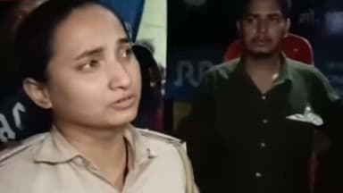 हाजीपुर में महिला दरोगा ने वकील पर छेड़खानी का लगाया आरोप.. थाने में घुसकर दिया धमकी. गाड़ी पार्किंग को लेकर हुआ था विवाद. इंडस्ट्रियल थाने की पुलिस जांच में जुटी..