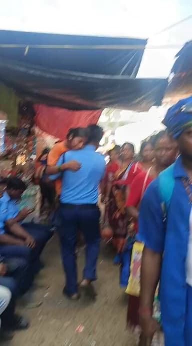 অসুস্থ শিশু টি কে দূত চিকিৎসা কেন্দ্রে নিয়ে গিয়ে সুস্থ করিয়ে শিশুর মায়ের কাছে ফিরিয়ে দেওয়া হয়েছে ।
সেই মানবিক কাজটি করেছে দীপক গোস্বামী মালিপাড়া সিভিক ভাই । তারকেশ্বর
#tarakeswar