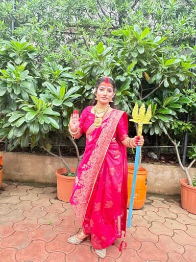 हरियाली तीज पर हरियाली उत्सव और स्वतंत्रता दिवस का भव्य आयोजन
अनोखा तीर, हरदा। श्री गुर्जर गौड़ ब्राह्मण नगर सभा द्वारा हरियाली तीज के अवसर पर हरियाली उत्सव एवं स्वतंत्रता दिवस का भव्य आयोजन किया गया। कार्यक्रम में समाज की मातृशक्ति ने उत्साहपूर्वक सहभागिता करते हुए विभिन्न प्रतियोगिताओं, सांस्कृतिक प्रस्तुतियों और देशभक्ति कार्यक्रमों में हिस्सा लिया।
कार्यक्रम के दौरान एक निजी होटल में बेस्ट ड्रेस, परिवार के साथ डांस, तिरंगा व्यंजन सहित बच्चों के लिए विभिन्न प्रतियोगिताओं का आयोजन किया गया। संगठन की अध्यक्ष श्रीमती किरण व्यास द्वारा अतिथियों का स्वागत एवं सम्मान किया गया। इस अवसर पर जिला अध्यक्ष प्रिया व्यास, हीरापुर सरपंच साधना व्यास, संरक्षक कीर्ति तिवारी, एकता शर्मा एवं नमृता मिश्रा का सम्मान किया गया।
कार्यक्रम की शुरुआत भगवान गौतम ऋषि के पूजन से हुई। इसके बाद सुकृत तिवारी ने गुरु वंदना प्रस्तुत की। कार्यक्रम में शिव-पार्वती की सजीव झांकी आकर्षण का केंद्र रही, जिसमें शिव तांडव की प्रस्तुति दी गई। कार्यक्रम के लिए महिलाओं का हरी साड़ी एवं तिरंगे रंग की साड़ी का ड्रेस कोड रखा गया था। सभी महिलाओं को हरी चूड़ियां एवं सुहाग सामग्री भी वितरित की गई।
महिलाओं ने देशभक्ति गीतों सहित विभिन्न गीतों पर उत्साहपूर्वक नृत्य प्रस्तुत किया। बच्चों ने देशभक्ति गीत, कविता एवं पौधारोपण विषय पर कविताएं प्रस्तुत कीं। उत्कृष्ट प्रस्तुतियों के लिए बच्चों को पुरस्कार भी वितरित किए गए। वहीं समाज की वरिष्ठ महिलाओं को संगठन का दुपट्टा पहनाकर सम्मानित किया गया।
कार्यक्रम का संचालन कीर्ति तिवारी, श्वेता व्यास एवं रितु पंचारिया ने किया। जिला अध्यक्ष प्रिया व्यास ने सभी को स्वतंत्रता दिवस की शुभकामनाएं दीं और समाज की एकता एवं महिला सहभागिता को महत्वपूर्ण बताया।
कार्यक्रम में माया व्यास, पवित्रा व्यास, नमृता मिश्रा, बबीता मिश्रा, ललिता तिवारी, सोनाली तिवारी, प्रतीक्षा उपाध्याय, मंजुला शर्मा व्यास, सुनीता तिवारी, सुधा व्यास, मंजु तिवारी, अपर्णा तिवारी, रंजना मंडलोई, मंगल शर्मा, स्वाति जोशी, रश्मि व्यास, निशा तिवारी, क्षमा शर्मा, हेमलता तिवारी, मंजू शर्मा, आरती शर्मा, सोनू पचारिया सहित बड़ी संख्या में समाज की महिलाएं उपस्थित रहीं।