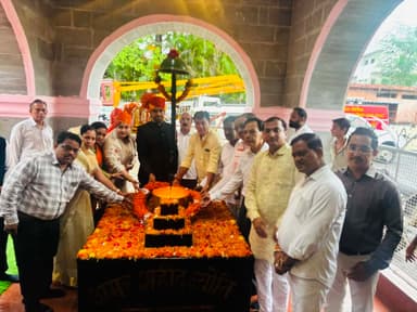 नगर पालिका परिषद हरदा में हर्षोल्लास से मनाया गया 80वां स्वतंत्रता दिवस
अमर शहीदों को श्रद्धांजलि अर्पित कर किया ध्वजारोहण, देश की एकता-अखंडता के लिए लिया संकल्प
अनोखा तीर, हरदा। नगर पालिका परिषद हरदा में शनिवार को देशभक्ति, गौरव और उत्साह के वातावरण में 80वां स्वतंत्रता दिवस मनाया गया। कार्यक्रम की शुरुआत अमर शहीद स्मारक पर पहुंचकर स्वतंत्रता संग्राम में अपने प्राणों की आहुति देने वाले वीर शहीदों, क्रांतिकारियों एवं देशभक्तों को श्रद्धांजलि अर्पित करने के साथ हुई। उपस्थित जनप्रतिनिधियों एवं अधिकारियों ने स्मारक पर प्रज्वलित ज्योति को नमन कर पुष्पहार अर्पित किए।
इसके पश्चात नगर पालिका परिषद के प्रांगण में ध्वजारोहण किया गया। राष्ट्रध्वज को सलामी देने के साथ राष्ट्रगान हुआ। इस दौरान पूरा परिसर देशभक्ति के नारों से गूंज उठा और उपस्थित लोगों ने स्वतंत्रता दिवस के राष्ट्रीय पर्व को गौरव एवं उत्साह के साथ मनाया।
कार्यक्रम में नगर पालिका उपाध्यक्ष अंशुल गोयल, मुख्य नगर पालिका अधिकारी सहित पार्षद अंजना संदीप पाराशर, लोकेश राव मराठा, मनोज महलवार, कुंवर सिंह सानिया**, एल्डरमैन प्रियंका दुबे, मनसुख लोहाना, चंद्रशेखर रघुवंशी, गजानंद डाले एवं नवीन असरानी सहित नगर पालिका परिषद के अधिकारी-कर्मचारी एवं नगर के गणमान्य नागरिक उपस्थित रहे।
इस अवसर पर उपस्थित जनप्रतिनिधियों एवं नागरिकों ने देश की स्वतंत्रता के लिए बलिदान देने वाले वीरों को याद करते हुए देश की एकता, अखंडता एवं विकास के प्रति अपने कर्तव्यों का निष्ठापूर्वक निर्वहन करने का संकल्प लिया। वक्ताओं ने कहा कि स्वतंत्रता सेनानियों के त्याग और बलिदान के कारण ही आज देश स्वतंत्रता की खुली हवा में सांस ले रहा है। उनके आदर्शों को आत्मसात करते हुए राष्ट्र निर्माण में योगदान देना प्रत्येक नागरिक का दायित्व है।
नगर पालिका परिषद के अधिकारी-कर्मचारियों एवं जनप्रतिनिधियों ने प्रदेश एवं देशवासियों को 80वें स्वतंत्रता दिवस की हार्दिक शुभकामनाएं दीं और राष्ट्र की प्रगति, शांति एवं समृद्धि की कामना की।