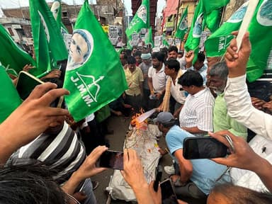 JMM का बड़ा प्रदर्शन: केंद्र के नए कानूनों के विरोध में फूंका प्रधानमंत्री का पुतला, निकाला अर्थी मार्च !