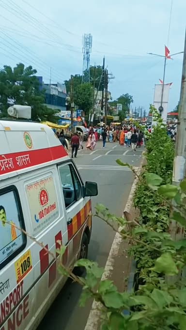 ऋणमुक्तेश्वर शिव मंदिर के डोले के दौरान हजारों की भीड़ के बीच से एम्बुलेंस के निकलने की यह घटना प्रशासनिक संवेदनशीलता और लोगों के सहयोग को दर्शाती है, जहाँ भारी जनसैलाब के बावजूद भीड़ ने सूझबूझ दिखाते हुए आपातकालीन वाहन को सुरक्षित रास्ता दिया।
.
.
.
#khargonewale #shivdola #bholekebhakt #khargone_meri_jaanmp10