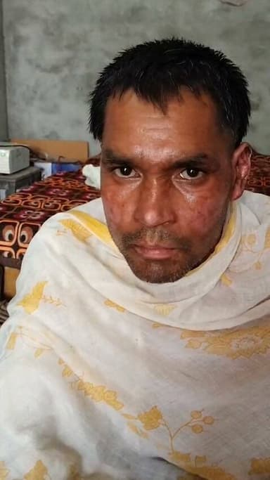 पंजूसराय मामले में पीड़ित अशोक प्रजापति व विपिन प्रजापति ने पुलिस प्रशासन का जताया आभार
अमरोहा के पंजूसराय मामले में पीड़ित अशोक प्रजापति ने पुलिस प्रशासन का आभार जताया है। अशोक प्रजापति ने कहा कि पुलिस प्रशासन की ओर से उनका पूरा इलाज करवाया गया और इलाज का खर्च भी उठाया गया।
पीड़ित ने मुकदमा दर्ज करने के साथ-साथ उन्हें सुरक्षित घर वापस पहुंचाने के लिए पुलिस प्रशासन को धन्यवाद दिया। उन्होंने पुलिस की ओर से की गई मदद और संवेदनशीलता की सराहना की।