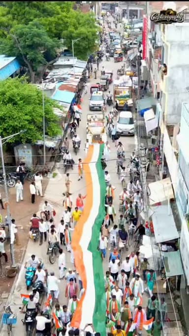 देशभक्ति के जज्बे से सराबोर रही भव्य तिरंगा रैली 🇮🇳
राष्ट्रीय जन उद्योग व्यापार संगठन के वरिष्ठ जिला उपाध्यक्ष एवं समाजसेवी डॉ. आशीष श्रीवास्तव के नेतृत्व में निकाली गई भव्य तिरंगा रैली का उत्साह और देशप्रेम देखते ही बन रहा था।
रैली में उमड़ा जनसैलाब, हाथों में लहराता तिरंगा और भारत माता के जयकारों ने पूरे क्षेत्र को देशभक्ति के रंग में रंग दिया। डॉ. आशीष श्रीवास्तव की यह पहल निश्चित रूप से काबिले-तारीफ रही। 👏🇮🇳
देखिए इस ऐतिहासिक तिरंगा रैली की एक झलक… ❤️🤍💚
#TirangaYatra #IndependenceDay #DrAshishSrivastava #राष्ट्रीयजनउद्योगव्यापारसंगठन #देशभक्ति तिरंगा Kaushambi SaraiAkil हरघर_तिरंगा आजादी_का_अमृत_उत्सव