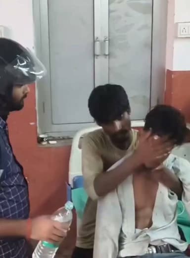 हरदोई में यमराज के सामने ढाल बनकर खड़ा हुआ भाई: होश में रखने के लिए मारे 150 थप्पड़, डॉक्टरों ने दिए 15 एंटी-वेनम और बची जान
हरदोई (उत्तर प्रदेश): उत्तर प्रदेश के हरदोई जिले से भाई के निस्वार्थ प्रेम और सूझबूझ की एक ऐसी अनोखी मिसाल सामने आई है, जिसने हर किसी को भावुक कर दिया। सर्पदंश (सांप के डसने) के शिकार हुए एक युवक को बचाने के लिए उसके भाई ने अस्पताल में वो सब किया जो उसकी जान बचा सकता था।
होश में रखने के लिए मारे 150 थप्पड़
सांप काटने के बाद पीड़ित युवक का शरीर धीरे-धीरे जहर के असर से बेसुध होने लगा था और वह बार-बार बेहोश हो रहा था। उसके भाई को पता था कि सांप के जहर के मामले में मरीज का होश में रहना कितना जरूरी है। अपने भाई को यमराज के मुंह से खींचने के लिए उसने अस्पताल में इलाज के दौरान लगातार थप्पड़ मारकर (करीब 150 थप्पड़) उसे होश में रखा और सोने नहीं दिया।
डॉक्टरों की टीम ने दिए 15 एंटी-वेनम
अस्पताल में मौजूद डॉक्टरों की मेडिकल टीम ने बिना देर किए तुरंत इलाज शुरू किया। पीड़ित की गंभीर हालत को देखते हुए डॉक्टरों ने एक के बाद एक लगातार 15 एंटी-वेनम (Anti-Venom) इंजेक्शन दिए। डॉक्टरों की कड़ी मेहनत और भाई की हिम्मत की बदौलत युवक को आखिर जीवनदान मिल गया।