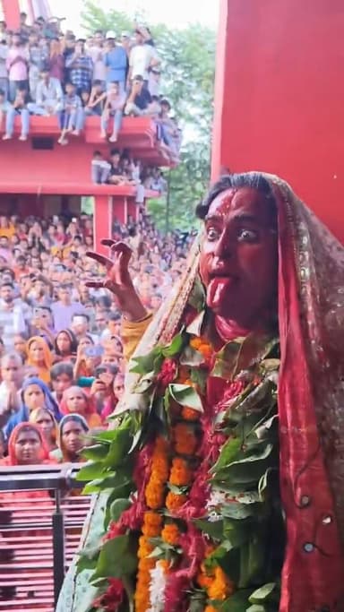 ବିହାରରେ ମା' କାଳୀଙ୍କ ଅଲୌକିକ ରୂପ !
ଦେଖିବାକୁ ଜମିଲା ହଜାର ହଜାର ଭକ୍ତଙ୍କୁ ଭିଡ଼ I
#Mahakali #BiharNews #Dalsinghsarai #devotional
#Kalimata
#ViralVideo #OdiaNews #DivinePower
#Bhakti
#kalinganews
@followers