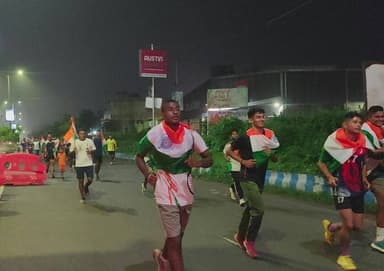 🔴 #বর্ধমান ।। স্বাধীনতা দিবস উদযাপনে মধ্যরাতে ম্যারাথন : নতুন রেকর্ড শহরের রাজপথে
"হর ঘর তিরঙ্গা" কর্মসূচি র অধিনে "যুবশক্তির হাত ধরে ২০৪৭-এর উন্নত ভারত” বার্তাকে সামনে রেখে শারিরীক সুস্থতা, টেকসই উন্নয়ন ও দূষণ মুক্ত পরিবেশের প্রচারে স্বেচ্ছাসেবী সংস্থা স্টার্ট আপ ফাউন্ডেশন ও পূর্ব বর্ধমান সাইক্লিং ক্লাবের যৌথ উদ্যোগে স্বাধিনতা দিবসে মধ্যরাত্রিকালীন মিনি ম্যারাথন আয়োজিত হল বর্ধমানে । উল্লাস মোড় থেকে বিজয় তোরণ পর্যন্ত আয়োজিত ৫কিমি বিস্তৃত এই ম্যারাথণে তিরঙ্গা হাতে এই দৌড়ে অংশ নেয় পড়শি জেলা ভিন রাজ্য থেকে সহশ্রাধিক পেশাদার দৌড়বিদ ও জেলার বহু সাধারণ মানুষ । রাস্তার দুইপাশে মধ্যরাতেও অগণিত মানুষ দাঁড়িয়ে থেকে অংশগ্রহণকারীদের উৎসাহ দেয়। তাদের আগ্রহ ছিল চোখে পড়ার মতন । আয়োজকদের দাবী রাজ্যে তথা দেশে মধ্যরাতে জাতীয় পতাকা হাতে ম্যারাথনের উদ্যোগ প্রথম । ১৬৯ জন কিশোরী ও মহিলা ৬৪১জন কিশোর ও পুরুষ ৬৪ জন প্রবীণ নাগরিক ও ১৩ জন ৫ বছরের কম বয়সী বাচ্ছা অংশ নেয় দৌড়ে । জাতীয় পতাকা না আনায় যোগ্যতা পর্বে বাদ যায় কিছুজন। জেলা প্রশাসনের বেশ কিছু কর্মী ও আধিকারিক অংশ নেয় এদিন। সব মিলিয়ে অংশগ্রহণকারীর সংখ্যা পৌঁছয় ১২৬৪জনে । কর্মসূচীতে অংশ নেন পূর্ব বর্ধমানের জেলাশাসক শ্বেতা আগরওয়াল, রাজ্য মন্ত্রীসভার প্রতিমন্ত্রী মৌমিতা বিশ্বাস মিশ্র, বর্ধমান বিভাগের বিভাগীয় বন আধিকারিক সঞ্চিতা শর্মা , উদ্যোগপতি রোশনী দাস ভট্টাচার্য সহ একাধিক অতিরিক্ত জেলাশাসক, ডেপুটি ম্যাজিস্ট্রেটরা । রাত ১২টায় বন্দেমাতরমে গেয়ে দৌড় শুরু হয় । উদ্বোধন শেষে তারাও অংশ নেন ১কিমি দৌড়ে । ফেরার সময় জেলাশাসকের গোটা যাত্রা পথে প্রতিযোগীদের উৎসাহ প্রদান ও তাদের এবং পথের ধারে দাঁড়ানো মানুষদের ক্রমাগত স্বাধীনতা দিবসের শুভেচ্ছা বার্তা নজর কাড়ে । বর্ধমান কতটা সুরক্ষিত তা বোঝার জন্য তিনি সকল অংশগ্রহণকারীরা চলে যাওয়ার পর গুটিকতক মহিলা আধিকারিকদের নিয়ে ফাঁকা রাস্তায় হাঁটতে থাকেন । বন্দেমাতরমের ১৫০ বছর উপলক্ষ্যে ম্যারাথনের শুরুতে প্রতিমন্ত্রী নিজে প্রধান গায়িকার ভূমিকা নেন । উল্লাসে তার সাথে গলা মেলায় প্রতিযোগীরা । হয় লাড্ডুবিলিও, আয়োজকদের তরফে প্রতিযোগীদের জণগণণায় অংশ নেওয়ার জন্য আবেদন জানানো হয় । প্রথম ৪০০ জন দৌড় সম্পূর্ণকারীর জন্য ছিল "ফিনিশার মেডেল", সকলের জন্য ছিল অংশগ্রহণের শংসাপত্র। উদ্যোগতাদের তরফে সন্দীপন সরকার জানান "ছেলেদের বিভাগে সেরা তিন এমডি ফাইম, সাগর মাড্ডি, মাসুদ হোসেন ঘড়ামি ও মেয়েদের বিভাগে সেরা তিন শর্মিলা মন্ডল, মমতারীনা ঘরামি, সুচরিতা সরদার , মহিলা ও পুরুষ বিভাগে সেরা ১০ এর জন্য ছিল আর্থিক পুরস্কার ও উপহার। জাতীয় পতাকা বিহীন অবস্থায় কিছু অংশগ্রহণ কারীদের কর্মসূচির পূর্ব ঘোষিত নিয়ম মেনে বাতিল করা হয়। মধ্যরাতে বিজয় তোরণ চত্বর মুখরিত হয়ে ওঠে জাতিয় পতাকা ও জয় হিন্দ বন্দেমাতরম স্লোগানে, কোর্ট কম্পাউন্ড চত্বরের নেতাজী মূর্তিতে শ্রদ্ধা জানিয়ে শেষ হয় এই কর্মসূচী ।