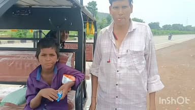 10 साल का मासूम मिला, बस्सी थाने में नहीं मिली जगह? होमगार्ड जवान ने बताई पूरी बात
चित्तौड़गढ़ के आछोड़ा गांव के पास करीब 10 वर्षीय मासूम बच्चा मिला। बच्चे को होमगार्ड जवान बस्सी थाने लेकर पहुंचे, जहां बच्चे को थाने में रखने से मना करने और उसे कहीं भी छोड़ देने की बात कहे जाने का आरोप है। होमगार्ड जवान को भी कथित तौर पर डांटने की बात सामने आ रही है।
बच्चा खुद को 12 जिला का निवासी बता रहा है। फिलहाल सबसे जरूरी है कि यह वीडियो ज्यादा से ज्यादा लोगों तक पहुंचे, ताकि बच्चे के परिजनों की पहचान कर उसे सुरक्षित परिवार तक पहुंचाया जा सके।
📢 वीडियो को ज्यादा से ज्यादा शेयर/वायरल करें, शायद इस मासूम के परिजनों तक यह जानकारी पहुंच जाए।