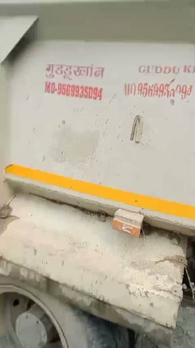 कुरारा क्षेत्र में मोरम माफिया हुए बेलगाम, बिना नंबर के दौड़ रहे मोरम से लोड डंफर.. विभागीय अधिकारियो से बचने के लिए ग्रामीण रास्तो में जाकर छिप जाते है.
मामला कुरारा क्षेत्र के डामर कुतुबपुर रोड का.... District Magistrate Hamirpur up Chief Minister Office Uttar Pradesh UP Police Ministry of Mines, Government of India