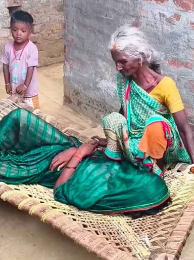 नवादा सिरदला प्रखंड के अमझरी गांव में जमीन विवाद को लेकर मारपीट में एक महिला की मौत। मृतक महिला की पहचान अमझरी गांव निवासी 40 वर्षीय रेखा देवी के रूप में किया गया है । सिरदला थाना अध्यक्ष सुरेंद्र कुमार दलवल के साथ पहुंचे एवं फॉरेसिक टीम भी मामले की जांच कर रही है ।
