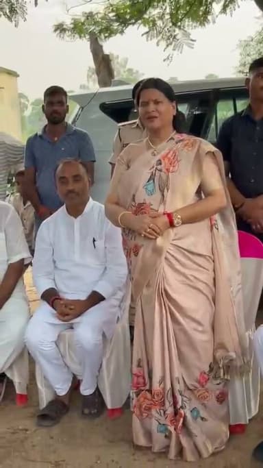 औरंगाबाद जिला के प्रभारी मंत्री रमा निषाद शनिवार को शाम मदनपुर प्रखंड के धार्मिक स्थल सिताथापा पहुंची जहां पूरी बारीकी से पर्वत पर चढ़कर जानकारी ली और इसे पर्यटन स्थल के रूप में विकसित करने का आश्वसन दिया।