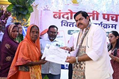 आज दिनांक 16 अगस्त 2026 को महम्मदपुर स्थित त्रिगुणा मैरेज हॉल में 'अभियान बसेरा-2' के तहत भूमिहीन एवं जरूरतमंद परिवारों के बीच बंदोबस्ती पर्चा वितरण कार्यक्रम आयोजित किया गया। कार्यक्रम में बिहार सरकार के माननीय शिक्षा मंत्री श्री मिथलेश तिवारी ने लाभुकों को पर्चे सौंपे।
इस दौरान सिधवलिया अंचल के 26 और बैकुंठपुर अंचल के 35—कुल 61 पात्र लाभुकों को भूमि का बंदोबस्ती पर्चा वितरित किया गया। शिक्षा मंत्री ने कहा कि भूमिहीन गरीबों को उनका हक दिलाना सरकार की प्राथमिकता है, जिससे उनके जीवन में स्थायित्व व आत्मनिर्भरता आएगी। मौके पर सदर एसडीएम डॉ. प्रेरणा सिंह, सिधवलिया CO अभिषेक कुमार और बैकुंठपुर CO शिवम श्रीवास्तव सहित कई अधिकारी मौजूद रहे।