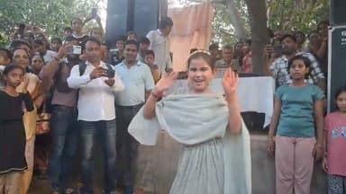 बेटी का मनमोहक नृत्य...
विधायक घनश्याम सरार्फ, वाईस चेयरमैन मीना परमार व अन्य