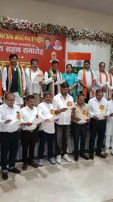 सतना विंध्य चैंबर ऑफ़ कॉमर्स एंड इंडस्ट्रीज का नवनिर्वाचित समिति को शपथ ग्रहण समारोह ओम रिसोर्ट में संपन्न हुआ। कार्यक्रम के मुख्य अतिथि मध्य प्रदेश शासन के उप मुख्यमंत्री राजेंद्र शुक्ल ने सभी पदाधिकारियों को शपथ दिलाई।