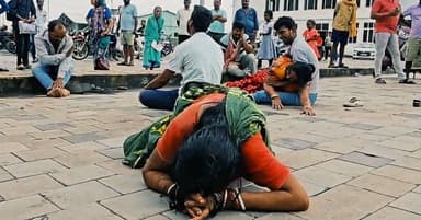 #ପତାକା_ବାନ୍ଧୁଥିଲେ_ଚାଲିଗଲା_ଜୀବନ
ବାଲେଶ୍ୱର ସିମୁଳିଆର ରୟାଲ ସ୍କୁଲରେ ବଡ଼ ଅଘଟଣ। ପତାକା ବାନ୍ଧିବା ବେଳେ ୧୧ କେଭି ବିଦ୍ୟୁତ ତାର ସଂସ୍ପର୍ଶରେ ଆସି ଖେଳ ଶିକ୍ଷକଙ୍କ ମୃତ୍ୟୁ ହୋଇଥିବା ବେଳେ ୨ ଛାତ୍ର ଗୁରୁତର ଆହତ ହୋଇଛନ୍ତି ମୃତ ଶିକ୍ଷକହେଲେ ପ୍ରିୟ ବ୍ରତ ବେହେରା | #latastnews #BreakingNews #latastnewsupdate #pabitranewsodishalive #electrishot