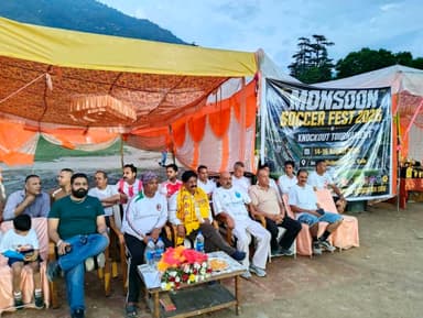 ढालपुर में आयोजित मॉनसून सॉकर फेस्ट 2026 का समापन नगर परिषद के पूर्व अध्यक्ष गोपाल कृष्ण महंत मुख्यतिथि के तौर पर उपस्थित, आयोजकों ने मुख्यातिथि को टोपी व पवित्र खताग और समृति चिन्ह भेंट कर स्वागत सम्मान किया गया इस दौरान मुख्यतिथि ने खिलाड़ियों को अपनी शुभकामनायें प्रेषित की। इस आयोजन में जिला कुल्लू के अनेकों गणमान्य व्यक्ति भी उपस्थित रहे। Kullu Times