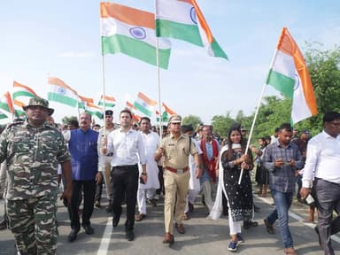 हर घर तिरंगा अभियान-2026 के तहत सीमावर्ती क्षेत्र में आयोजित हुई भव्य मानव श्रृंखला
जिलाधिकारी, पुलिस अधीक्षक एवं उप विकास आयुक्त ने हाथों में तिरंगा लेकर मार्च किया, लगाए देशभक्ति के नारे; पांच सीमावर्ती प्रखंडों में उत्साहपूर्वक शामिल हुए लोग
‘हर घर तिरंगा अभियान-2026’ के तहत आज जिले के पांच प्रखंडों से होकर गुजरने वाले सीमावर्ती क्षेत्रों में मानव श्रृंखला का आयोजन किया गया। इस आयोजन के माध्यम से राष्ट्रीय एकता, अखंडता, आपसी भाईचारे और देशभक्ति की भावना को मजबूत करने का संदेश दिया गया। मुख्य कार्यक्रम कन्हौली स्थित एसएसबी कैंप के समीप आयोजित हुआ, जहां बड़ी संख्या में लोगों ने पूरे उत्साह एवं उमंग के साथ अपनी भागीदारी सुनिश्चित की।
मुख्य कार्यक्रम स्थल पर जिलाधिकारी श्री रिची पांडेय, पुलिस अधीक्षक श्री अमित रंजन, उप विकास आयुक्त सुश्री श्वेता भारती सहित बड़ी संख्या में आमजन, जनप्रतिनिधि, अधिकारी, कर्मी एवं स्थानीय लोगों ने हाथों में तिरंगा लेकर मार्च किया और देशभक्ति के नारों से वातावरण को गुंजायमान कर दिया। पूरे सीमावर्ती क्षेत्र में तिरंगे के साथ लोगों की सहभागिता और देशभक्ति के जज्बे ने माहौल को राष्ट्रप्रेम से ओत-प्रोत कर दिया।
इस अवसर पर जिलाधिकारी श्री रिची पांडेय ने कहा कि सीमावर्ती क्षेत्र केवल भौगोलिक दृष्टि से ही महत्वपूर्ण नहीं है, बल्कि राष्ट्रीय सुरक्षा और सामाजिक एकता की दृष्टि से भी इसकी विशेष महत्ता है। ‘हर घर तिरंगा’ जैसे आयोजन लोगों में राष्ट्र के प्रति गौरव और जिम्मेदारी की भावना को और मजबूत करते हैं। उन्होंने कहा कि सीमावर्ती गांवों तक विकास की किरण पहुंचाना जिला प्रशासन की प्राथमिकता है। शिक्षा, सड़क, बिजली, स्वास्थ्य, पेयजल सहित मूलभूत सुविधाओं के विस्तार के लिए लगातार कार्य किए जा रहे हैं, ताकि सीमावर्ती क्षेत्र के लोगों को बेहतर सुविधाएं मिल सकें और विकास की मुख्यधारा से उनका जुड़ाव और मजबूत हो।
जिलाधिकारी ने युवाओं से विशेष रूप से अपील करते हुए कहा कि वे अपनी ऊर्जा और समय का सदुपयोग शिक्षा, कौशल विकास एवं रचनात्मक गतिविधियों में करें तथा सोशल मीडिया पर अनावश्यक रूप से अधिक समय व्यतीत करने से बचें। उन्होंने साइबर अपराध के बढ़ते खतरे के प्रति लोगों को सजग रहने तथा किसी भी संदिग्ध लिंक, कॉल या ऑनलाइन गतिविधि के प्रति सावधानी बरतने की अपील की। उन्होंने कहा कि सीमावर्ती क्षेत्र में उर्वरक की अवैध आवाजाही, मादक पदार्थों एवं अन्य गैरकानूनी गतिविधियों पर प्रभावी रोक के लिए प्रशासन एवं पुलिस द्वारा लगातार कार्रवाई की जा रही है। इसमें आम लोगों की जागरूकता एवं सहयोग भी बेहद महत्वपूर्ण है।
पुलिस अधीक्षक श्री अमित रंजन ने कहा कि सीमावर्ती क्षेत्र की सुरक्षा केवल प्रशासन और पुलिस की जिम्मेदारी नहीं, बल्कि आम नागरिकों की भी साझा जिम्मेदारी है। उन्होंने लोगों से किसी भी संदिग्ध गतिविधि की सूचना तत्काल पुलिस एवं प्रशासन को देने, साइबर अपराध से सतर्क रहने तथा युवाओं को नशे एवं अन्य गैरकानूनी गतिविधियों से दूर रखने में सहयोग करने की अपील की।
मानव श्रृंखला में शामिल लोगों ने तिरंगा हाथ में लेकर राष्ट्र की एकता और अखंडता को अक्षुण्ण रखने का संकल्प लिया। कार्यक्रम के दौरान ‘भारत माता की जय’, ‘वंदे मातरम्’ सहित देशभक्ति के नारों से सीमावर्ती क्षेत्र गूंजता रहा। आयोजन ने न केवल लोगों में देशभक्ति की भावना को प्रबल किया, बल्कि सीमावर्ती क्षेत्रों में विकास, सुरक्षा, जागरूकता और सामाजिक सहभागिता के प्रति सामूहिक प्रतिबद्धता का संदेश भी दिया।
मौके पर माननीया परिहार विधायक श्रीमती गायत्री देवी,निदेशक डीआरडीए ,निदेशक एन इ पी, डीपीआरओ कमल सिंह ,सिविल सर्जन आर के यादव , जिला शिक्षा पदाधिकारी आर एम त्रिपाठी ,अन्य पदाधिकारी एवं स्थानीय जनप्रतिनिधि भी उपस्थित थे।