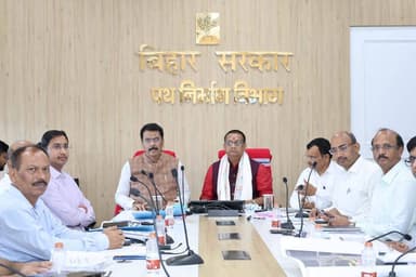 *दरभंगा की आधारभूत परियोजनाओं को समय-सीमा में पूरा करना सरकार की प्राथमिकता : संजय सरावगी*
*संजय सरावगी ने पथ निर्माण मंत्री के साथ की उच्चस्तरीय समीक्षा बैठक, विकास कार्यों में तेजी लाने पर जोर*
*एलिवेटेड रोड, आरओबी और एयरपोर्ट अप्रोच रोड समेत महत्वपूर्ण परियोजनाओं की हुई समीक्षा*
*निर्माण कार्यों की बाधाएं दूर कर दरभंगा को बेहतर कनेक्टिविटी से जोड़ने पर जोर*
पटना, 16 अगस्त। भाजपा के प्रदेश अध्यक्ष एवं दरभंगा (नगर) विधायक संजय सरावगी ने आज माननीय पथ निर्माण मंत्री इंजीनियर कुमार शैलेंद्र के साथ दरभंगा जिले की महत्वपूर्ण आधारभूत संरचना परियोजनाओं को लेकर उच्चस्तरीय समीक्षा बैठक की। बैठक में जिले में चल रही विभिन्न सड़क, एलिवेटेड रोड एवं रेल ओवरब्रिज (आरओबी) परियोजनाओं की प्रगति की विस्तृत समीक्षा की गई। इस दौरान निर्माण कार्यों में आ रही बाधाओं को दूर कर सभी परियोजनाओं को तय समय-सीमा में पूरा कराने पर विशेष जोर दिया गया।
बैठक के दौरान संजय सरावगी ने अधिकारियों से परियोजनाओं की वर्तमान स्थिति, निर्माण की गति तथा कार्यों में आ रही तकनीकी एवं प्रशासनिक समस्याओं की जानकारी ली। उन्होंने कहा कि दरभंगा में तेजी से बढ़ रही आबादी और यातायात के दबाव को देखते हुए आधुनिक आधारभूत संरचना का विकास समय की आवश्यकता है। विकास परियोजनाओं में किसी भी स्तर पर अनावश्यक विलंब नहीं होना चाहिए। उन्होंने विभागीय समन्वय के साथ समस्याओं का त्वरित समाधान करने और निर्माण कार्यों में तेजी लाने पर जोर दिया।
समीक्षा के दौरान दरभंगा एलिवेटेड रोड एवं लोहिया चौक-पंडासराय एलिवेटेड रोड की प्रगति पर चर्चा हुई। इसके साथ ही दरभंगा एयरपोर्ट के नए टर्मिनल के लिए अप्रोच रोड से संबंधित कार्यों की भी समीक्षा की गई। शहर की यातायात व्यवस्था को सुगम बनाने के लिए दिल्ली मोड़, कगवा गुमटी, दोनार चौक, चट्टी चौक एवं पंडासराय आरओबी परियोजनाओं की स्थिति पर भी अधिकारियों से जानकारी ली गई।
बैठक में शिवधारा-हरपुर पथ के चौड़ीकरण तथा हराही-दिग्घी-गंगासागर पोखर एकीकरण से जुड़ी परियोजनाओं पर भी विस्तार से चर्चा की गई। संजय सरावगी ने कहा कि इन परियोजनाओं के पूरा होने से दरभंगा शहर की यातायात व्यवस्था बेहतर होगी और आम लोगों को आवागमन में बड़ी सुविधा मिलेगी।
उन्होंने कहा कि दरभंगा मिथिला का महत्वपूर्ण केंद्र है। बेहतर सड़क और कनेक्टिविटी से व्यापार, शिक्षा, स्वास्थ्य, पर्यटन एवं रोजगार के अवसरों को भी गति मिलेगी। सरकार का स्पष्ट उद्देश्य है कि आधारभूत संरचना से जुड़ी योजनाओं का लाभ जनता को समय पर मिले और विकास कार्यों में गुणवत्ता के साथ तेजी सुनिश्चित हो।
बैठक में पथ निर्माण विभाग के प्रधान सचिव पंकज पाल, भारतीय राष्ट्रीय राजमार्ग प्राधिकरण (एनएचएआई), बिहार राज्य पुल निर्माण निगम तथा बिहार राज्य सड़क विकास निगम (बीएसआरडीसी) के वरिष्ठ अधिकारी उपस्थित रहे। संजय सरावगी ने अधिकारियों से परियोजनाओं की नियमित निगरानी, बेहतर विभागीय समन्वय और निर्माण कार्यों में तेजी सुनिश्चित करने का सुझाव दिया। वहीं बैठक में परियोजनाओं को तय समय-सीमा में पूरा करने और निर्माण से जुड़ी बाधाओं के त्वरित समाधान पर जोर दिया गया।
