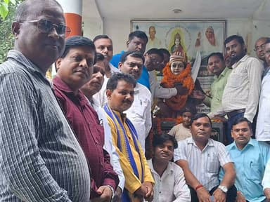 शाहजहांपुर अमर शहीद बीरांगना आबंती बाई 196 जयंती धूम धाम से मनाई गई
आपको बतादे अखिल भारतीय लोधी लोधा लोध महासभा के जिला अध्यक्ष ललितेश शास्त्री की अध्यक्षता में अमर शहीद वीरांगना महारानी अवंती बाई जी की 196 जी जयंती, ग्राम पंचायत अकर्रा रसूल पुर में मनाई गई है इस अवसर पर मनोज वर्मा जिला महामंत्री प्रदीप वर्मा जिला संगठन मंत्री हीरालाल वर्मा रामसेवक वर्मा रामनिवास वर्मा विश्वनाथ वर्मा यादव लाल वर्मा हरीराम वर्मा राजकमल वर्मा दाताराम वर्मा रविंद्र कुमार नंदराम वर्मा बृजेन्द्र कुमार वर्मा बबलू वर्मा बिजेंद्र कुमार वर्मा एडबोकेट राज बीर वर्मा तोनी आदि लोग शामिल हुए है आगे की रणनीति क्या है देखिए पूरी रिपोर्ट 🌹❤️✅🚩