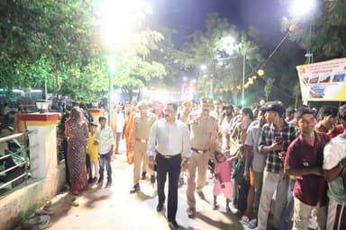 पवित्र श्रावण मास, कांवड़ यात्रा व सावन सोमवार के दृष्टिगत पुलिस अधीक्षक मऊ द्वारा नगर के गाय घाट स्थित मऊ महादेव मंदिर' परिसर का किया स्थलीय निरीक्षण/ भ्रमण, सुरक्षा व्यवस्था का लिया जायजा व दिए आवश्यक दिशा- निर्देश
#maupolice
आज सायंकाल को पुलिस अधीक्षक, जनपद मऊ कमलेश बहादुर द्वारा पवित्र श्रावण मास, कांवड़ यात्रा तथा सावन सोमवार के दृष्टिगत श्रद्धालुओं की सुरक्षा व सुविधा के दृष्टिगत नगर के गाय घाट स्थित मऊ महादेव मंदिर' परिसर का निरीक्षण/ भ्रमण किया गया, भ्रमण के दौरान उपजिलाधिकारी सदर भी मौजूद रहे ।
निरीक्षण के दौरान पुलिस अधीक्षक महोदय ने मंदिर के प्रवेश एवं निकास मार्ग, परिक्रमा स्थल तथा कांवड़ियों के आवागमन मार्ग का बारीकी से अवलोकन किया । सावन माह में उमड़ने वाली अपार जन आस्था और श्रद्धालुओं की भारी भीड़ को देखते हुए कानून-व्यवस्था व सुरक्षा के पुख्ता इंतजाम सुनिश्चित करने हेतु संबंधित अधिकारियों को कड़े दिशा-निर्देश निर्गत किए गए ।
त्रिस्तरीय सुरक्षा चक्र: मंदिर परिसर व मुख्य मार्गों पर पर्याप्त पुलिस बल, पीएसी (PAC), महिला पुलिस कर्मी एवं एलआईयू (LIU) की सादे वस्त्रों में तैनाती के निर्देश दिए गए ।
24x7 सीसीटीवी व ड्रोन निगरानी: मंदिर व आसपास के संवेदनशील क्षेत्रों को सीसीटीवी कैमरों से लैस कर कंट्रोल रूम से निगरानी करने तथा भीड़ प्रबंधन हेतु ड्रोन कैमरों के उपयोग के निर्देश दिए।
सुगम यातायात व रूट डायवर्जन: कांवड़ यात्रियों के निर्बाध आवागमन हेतु विशेष रूट डायवर्जन प्लान लागू करने व मंदिर से उचित दूरी पर व्यवस्थित पार्किंग स्थल चिह्नित करने के निर्देश दिए गए ।
जलभराव व प्रकाश व्यवस्था: श्रद्धालुओं को किसी प्रकार की असुविधा न हो, इसके लिए नगर पालिका व मंदिर प्रबंधन समिति से समन्वय स्थापित कर साफ-सफाई, पर्याप्त प्रकाश व शुद्ध पेयजल की व्यवस्था सुनिश्चित करने हेतु निर्देशित किया गया ।
अवांछनीय तत्वों पर पैनी नजर: सोशल मीडिया एवं संदिग्ध गतिविधियों पर सतर्क दृष्टि रखने तथा शांति भंग करने का प्रयास करने वालों के विरुद्ध त्वरित व कठोर कानूनी कार्रवाई के निर्देश दिए गए ।
*पुलिस अधीक्षक की अपील*
"श्रावण मास व कांवड़ यात्रा आस्था और भक्ति का प्रतीक है । मऊ पुलिस श्रद्धालुओं की सुरक्षित व सुगम देव-दर्शन यात्रा हेतु पूर्णतः कटिबद्ध है। सभी नागरिक एवं श्रद्धालु शांति, सौहार्द व अनुशासन के साथ पर्व मनाएं तथा किसी भी भ्रामक खबर या अफवाह पर ध्यान न देकर स्थानीय पुलिस का सहयोग करें ।"