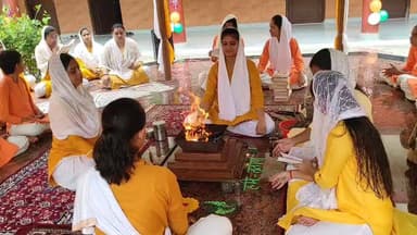 स्वतंत्रता दिवस से पूर्व गुरुकुल में देवयज्ञ
विश्ववार कन्या गुरुकुल, रुड़की, रोहतक, हरियाणा में स्वतंत्रता दिवस समारोह एवं ध्वजारोहण से पूर्व गुरुकुल की ब्रह्मचारिणियों द्वारा विधिवत देवयज्ञ किया गया। वैदिक मंत्रोच्चार और यज्ञ की पवित्र आहुति के साथ देश की सुख-समृद्धि, शांति और उन्नति की कामना की गई।
यह आयोजन सनातन एवं आर्य परंपराओं की गौरवशाली विरासत को जीवंत करता नजर आया।
सनातन परंपरा… आर्य परंपरा… श्रेष्ठ परंपरा।
#स्वतंत्रता_दिवस #देवयज्ञ #विश्ववार_कन्या_गुरुकुल #सनातन_परंपरा #आर्य_परंपरा #सच्ची_खबर_सटीक_विश्लेषण