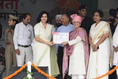 हरियाणा की महिला एवं बाल विकास मंत्री श्रीमती श्रुति चौधरी ने देश के 80वें स्वतंत्रता दिवस के अवसर पर सेक्टर-5 स्थित परेड ग्राउंड में आयोजित जिला स्तरीय समारोह के दौरान विभिन्न क्षेत्रों में उत्कृष्ट प्रदर्शन करने वाली प्रतिभाओं को प्रशस्ति पत्र देकर सम्मानित किया। इस अवसर पर उपायुक्त श्री सतपाल शर्मा भी उपस्थित रहे।
शिक्षा के क्षेत्र में उत्कृष्ट कार्य के लिए श्री सुमित, श्री परमिंद्र सिंह, सुश्री आस्था और सुश्री कीर्ति को प्रशस्ति पत्र देकर सम्मानित किया गया।
खेल के क्षेत्र में उत्कृष्ट प्रदर्शन के लिए श्री हरजिंद्र सिंह, सुश्री भूमिका राणा और श्री सुदीप लोहान को सम्मानित किया गया।
सरकारी कार्य के क्षेत्र में उत्कृष्ट सेवाओं के लिए श्री चेवित, श्रीमती सविता देवी, श्री गौरव शर्मा, उपनिरीक्षक गुरमीत सिंह, महिला सिपाही संगीता, श्री अजय (सहायक), श्रीमती अमनदीप कौर (सहायक), श्री दिनेश कुमार, श्री हरविंद्र, श्री आशुतोष, श्री दीपक, श्री प्रदीप, श्री रविंद्र, श्री नारायण, श्री दिलबाग, श्री आशीष, श्री सुभाष चंद, श्री जयपान, श्री प्रवीन कुमार, एएसआई सतीश कुमार, एएसआई कुलदीप सिंह, श्रीमती मंजु, ईएससी श्री प्रवीण कुमार, श्रीमती पूजा, राजकीय वरिष्ठ माध्यमिक विद्यालय, सेक्टर-19 की प्राचार्या श्रीमती निर्मल ढुल, एपीओ श्रीमती पावस शर्मा, श्री कुलदीप वत्स, श्री राहुल शर्मा, श्री साहिल, श्री अनिल कुमार, श्री नरेश प्रसाद, श्री मोहित हुड्डा, श्री एकमीत सिंह और श्री नरेंद्र को प्रशस्ति पत्र देकर सम्मानित किया गया।
खेल एवं सामाजिक क्षेत्र में उत्कृष्ट कार्य के लिए श्री मंगत राम, श्री रणदीप बत्ता, डॉ. शुभा, श्रीमती प्रियंका पूनिया, श्री राज सिंह दहिया और श्रीमती शकुंतला को सम्मानित किया गया।
इस अवसर पर उपायुक्त श्री सतपाल शर्मा, पुलिस उपायुक्त श्रीमती अदिति सिंह, अतिरिक्त उपायुक्त श्री विवेक आर्या, एसडीएम श्री चंद्रकांत कटारिया, नगराधीश सुश्री जागृति, नगर निगम आयुक्त श्री विनय कुमार, हरियाणा विधानसभा के पूर्व अध्यक्ष श्री ज्ञानचंद गुप्ता, मेयर श्री श्यामलाल बंसल, जिलाध्यक्ष श्री अजय मित्तल, हरियाणा शिवालिक विकास बोर्ड के कार्यकारी उपाध्यक्ष श्री ओमप्रकाश देवीनगर, भाजपा प्रदेश उपाध्यक्ष श्रीमती लतिका शर्मा, भाजपा नेता श्री कृष्ण ढुल सहित विभिन्न विभागों के अधिकारी व कर्मचारी और भारी संख्या में आमजन उपस्थित रहे।
#panchkulanews #panchkula #panchkulasocialmedia