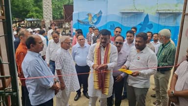 👉 ସ୍ବାଧୀନତା ଦିବସ ଅବସରରେ ପଦ୍ମପୁର ଓକିଲ ସଂଘ ତରଫରୁ ରକ୍ତଦାନ୍ ଶିବିର ଅନୁଷ୍ଠିତ —
ପଦ୍ମପୁର — ୮୦ ତମ ସ୍ୱାଧୀନତା ଦିବସ ଅବସର ରେ ପଦ୍ମପୁର ଓକିଲ ସଂଘ ତରଫରୁ ସ୍ବତନ୍ତ୍ର ପଦକ୍ଷେପ ରକ୍ତଦାନ ଶିବିର ସଂଘ କାର୍ଯ୍ୟାଳୟ ପରିସରରେ ଅନୁଷ୍ଠିତ ହୋଇଯାଇଛି | ପଦ୍ମପୁର ଓକିଲ ସଂଘ ର ସଭାପତି ଆନନ୍ଦ ପଣ୍ଡା, ବରିଷ୍ଠ ଆଇନଜୀବୀ ଗୌନ୍ତିଆ କୁମାର ସାହୁ, ରାଧାବଲ୍ଲଭ ପାଣିଗ୍ରାହୀ ପ୍ରମୁଖ ଙ୍କ ମାର୍ଗଦର୍ଶନ ରକ୍ତଦାନ କାର୍ଯ୍ୟକ୍ରମ ରେ ବରଗଡ଼ ସାଂସଦ ପ୍ରଦୀପ ପୁରୋହିତ ମୁଖ୍ୟଅତିଥି ଏବଂ ପଦ୍ମପୁର ମାନ୍ୟବର ଏ.ଡି.ଜେ ସୂର୍ଯ୍ୟ ନାରାୟଣ ଦ୍ବିବେଦି , ସବ.ଜଜ କୁମୁଦିନୀ ମୁଦୁଲି ମ୍ୟାଡ଼ମ ଓ ଏସ.ଡି.ଜେ.ଏମ ପତିତପାବନ ପଣ୍ଡା ବରିଷ୍ଠ ସମାଜସେବି ନିରୋଜ ଦୋରା , ବଣିକ ସଂଘ ସଭାପତି ପ୍ରତାପ ମିଶ୍ର ଙ୍କ ସମେତ ବିଭିନ୍ନ ଅନୁଷ୍ଠାନ ର ସଦସ୍ୟ କର୍ମକର୍ତ୍ତା ଉପସ୍ଥିତ ରହି ଉପସ୍ଥିତ ରକ୍ତଦାତା ମାନଙ୍କୁ ଉତ୍ସାହିତ କରିଥିଲେ | ଉକ୍ତ କାର୍ଯ୍ୟକ୍ରମ ରେ ବିଭିନ୍ନ ଅନୁଷ୍ଠାନ ସ୍ବେଚ୍ଛାସେବୀ ଜନସାଧାରଣ ତଥା ମହିଳା ମହାବିଦ୍ୟାଳୟ ର ରେଡକ୍ରସ , ସ୍କାଉଟ ଛାତ୍ରୀ ଉପସ୍ଥିତ ଥିଲେ | ସର୍ବମୋଟ ୪୧ ୟୁନିଟ ରକ୍ତ ସଂଗ୍ରହ କରାଯାଇଥିଲା | ସଂପୂର୍ଣ୍ଣ ସହଯୋଗ କରିଥିବା ରୁ ପଦ୍ମପୁର ଉପଖଣ୍ଡର ସରକାରୀ ଡାକ୍ତରଖାନା ରକ୍ତ ଭଣ୍ଡାର ବିଭାଗ ରେ କାର୍ଯ୍ୟରତ ସମସ୍ତ କର୍ମଚାରୀ ଙ୍କୁ ସଂଘ ତରଫରୁ ଧନ୍ୟବାଦ ଅର୍ପଣ କରାଯାଇଥିଲା। କାର୍ଯ୍ୟକ୍ରମ ରକ୍ତଦାନ୍ କରିଥିବା ବ୍ୟକ୍ତି ମାନଙ୍କ ମଧ୍ୟରେ ୧ କୁମାର ନାଏକ ୨ ଶୋବନ କୁମାର ପଣ୍ଡା ୩ ପୀତବାସ ଠେଲା ୪ ନୃପରାଜ ସାହୁ ୫ ବୈବ ବାରିକ ୬ ଅଶୋକ ମେହେର୍ ୭ ଲଷ୍ମୀକାନ୍ତ ବରିହା ୮ ଭିକାରୀ ଗଡତିଆ ୯ ଦିବାକର ତ୍ରିପାଠୀ ୧୦ ଆଦର୍ଶ ତ୍ରିପାଠୀ ୧୧ ସୁରଜ ସୁନା ୧୨ ହରେଶ ଡୁଙ୍ଗୁରି ୧୩ ରୁଦ୍ର ସାହୁ ୧୪ ବିନୋଦ ବେହେରା ୧୫ କ୍ଷେତ୍ରଘନ କୁମ୍ଭାର ୧୬ ନିଶିତ କୁମାର ସିଂହ ୧୭ ସୁନୀଲ ବେହେରା ୧୮ ହରିଶଙ୍କର ସିଂହ ୧୯ କ୍ରୀତୀ ଭୁଏ ୨୦ ଝସକେତନ ସାହୁ ୨୧ ସଂଜୀବ କୁମାର ବାଗ ୨୨ କଲ୍ୟାଣୀ ମିଶ୍ର ୨୩ ଶୈଳେଶ ମହାନ୍ତି ୨୪ ଚିତ୍ତରଞ୍ଜନ ପାଣ୍ଡେ ୨୫ ଶଙ୍କର ରାଉତ ୨୬ ଧବଳେଶ୍ୱର ମହାନନ୍ଦ ୨୭ ଆଶିଷ ଜ୍ୟୋତିଷ ୨୮ ୟଶୋବନ୍ତ ସାହୁ ୨୯ ରାଜେଶ କୁମାର ନାଏକ ୩୦ ମାଧବ ସାହୁ ୩୧ ଚନ୍ଦନ ସାହୁ ୩୨ ନବକିଶୋର କଣ୍ଟା ୩୩ ଜ୍ୟୋଷ୍ଣାରାଣୀ କର ୩୪ ବିକାଶ ହୋତା ୩୫ ଦୀପକ ବଗର୍ତି ୩୬ ସୌମ୍ୟରଂଜନ ସାରଙ୍ଗୀ ୩୭ ସୁବ୍ରତ କୁମାର ବିଶ୍ୱାଳ ୩୮ ଅମିତ କୁମାର ଗର୍ଗ ୩୯ ମନିଷ୍ ନାଏକ ୪୦ ସଚ୍ଚିଦାନନ୍ଦ ସାହୁ ୪୧ ରଜତ କୁମାର ମିଶ୍ର ରକ୍ତଦାନ କରିଥିଲେ | ଏଥିରେ ଓକିଲ ସଂଘର ସଦସ୍ୟ ଅଜିତ କୁମାର ଶତପଥୀ, ଉମେଶ ସାହୁ, ରାମରତନ ପୁରୋହିତ, ପ୍ରଦୀପ ଯୋଶୀ, ପ୍ରଦୀପ ସାହୁ, ପ୍ରମୋଦ ମିଶ୍ର, ସୁଶାନ୍ତ ସାହୁ, ସୁନୀଲ ଦାସ, ହିତେନ୍ଦ୍ରୀୟ ବାରିକ, ପ୍ରଶାନ୍ତ ମାଝୀ, ଆଦିତ୍ୟ ରଥ, ନେତ୍ରାନନ୍ଦ ସାହୁ , ବିଭୂତିଭୂଷଣ ଦାସ, କିଶୋର ମେହେର, ସୁନୀଲ ପାଣିଗ୍ରାହୀ, ଚିନ୍ମୟ ପଣ୍ଡା, ସୁବାଶିଷ ମିଶ୍ର, ପ୍ରମୋଦ ବାରିକ, ଚନ୍ଦନ ସାହୁ, ଆଶିଷ ଜ୍ୟୋତିଷ, ଅବଲେଶ୍ୱର ମହାନନ୍ଦ, ସଂଜୀବ କୁମାର ବାଗ, ଯଶୋବନ୍ତ ସାହୁ, ଶୋଭମ କୁମାର ପଣ୍ଡା, ଦିବାକର ତ୍ରିପାଠୀ, ଆଦର୍ଶ ପୁରୋହିତ, ଝସକେତନ ସାହୁ, ସୋମେଶ ମହାନ୍ତି, ଦିଲୀପ ପଧାନ, ଦିଲୀପ ଦାନୀ, ଅରୁଣ ଦାନୀ, ପୁରୁଷୋତ୍ତମ ଅଗ୍ରୱାଲ, ଫକୀର ମେହେର, ନରେନ୍ଦ୍ର ସାହୁ, ରୋହିତ ଭୋଏ, ଲକ୍ଷ୍ମଣ ସାହୁ, ସନ୍ତୋଷ ଶତପଥୀ, ରଜନୀକାନ୍ତ ଦାସ, ସୁଶାନ୍ତ ରଥ ଓ ଲିଙ୍ଗରାଜ ସାହୁ ଉପସ୍ଥିତ ଥିଲେ। ଓକିଲ ସଂଘ ର ସଦସ୍ୟ ମାନେ ଉପସ୍ଥିତ ରହି କାର୍ଯ୍ୟକ୍ରମକୁ ସୁଚାରୁ ରୂପେ ପରିଚାଳନା କରିଥିଲେ। ଶେଷରେ ଓକିଲ ସଂଘର ସମ୍ପାଦକ ତଥା ସମାଜସେବୀ ହରି ଶଙ୍କର ସିଂହ ଙ୍କ ଦ୍ଵାରା କାର୍ଯ୍ୟକ୍ରମ ପରିଚାଳନା ରେ ସଂଘ ର ସମସ୍ତ ଆଇନଜୀବୀ ଙ୍କ ଉପସ୍ଥିତି ରେ କାର୍ଯ୍ୟକ୍ରମ ସୁଚାରୁ ରୂପେ ସମ୍ପାଦନ ହୋଇଥିବାରୁ ସଂଘର ସମସ୍ତ ସଦସ୍ୟ, ବିଭିନ୍ନ ଅନୁଷ୍ଠାନ,ର ରକ୍ତଦାତାମାନଙ୍କୁ ଧନ୍ୟବାଦ ଅର୍ପଣ କରିଥିଲେ। ଆଗକୁ ଆହୁରି ସମାଜସେବା କାର୍ଯ୍ୟ କରିବାକୁ ଉଦ୍ୟମ ଅବ୍ୟାହତ ରହିବ ବୋଲି ସମ୍ପାଦକ ହରି ଶଙ୍କର ସିଂହ କହିଛନ୍ତି।