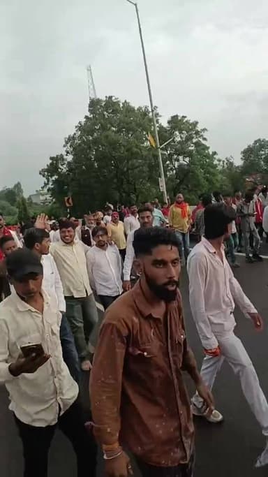 🔴 LIVE | भारी बारिश में भी नहीं रुके श्रद्धालु! 🌧️🔱
हिंगलाज से निकली विशाल कावड़ यात्रा जुन्नारदेव रेलवे फ्लाईओवर पुल के पास पहुंची। बम-बम भोले के जयकारों से गूंजा पूरा क्षेत्र। 🚩🙏
#कावड़_यात्रा #हिंगलाज #जुन्नारदेव #बमबमभोले #हरहरमहादेव #शिवभक्ति