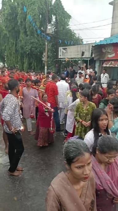 🔴 LIVE | भारी बारिश में भी नहीं रुके श्रद्धालु! 🌧️🔱
हिंगलाज से निकली विशाल कावड़ यात्रा जुन्नारदेव के श्रीराम चौराहा पहुंची। बम-बम भोले के जयकारों से गूंजा पूरा क्षेत्र। 🚩🙏
#कावड़_यात्रा #हिंगलाज #जुन्नारदेव #बम_बम_भोले #हर_हर_महादेव #शिव_भक्ति #कावड़िए #श्रद्धालु