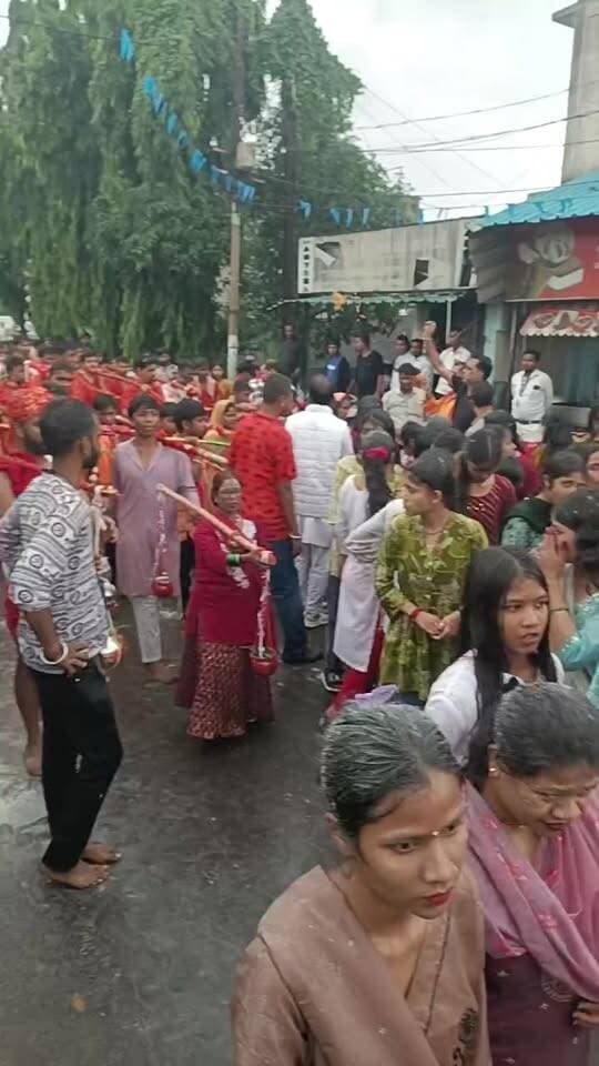 🔴 LIVE | भारी बारिश में भी नहीं रुके श्रद्धालु! 🌧️🔱
हिंगलाज से निकली विशाल कावड़ यात्रा जुन्नारदेव के श्रीराम चौराहा पहुंची। बम-बम भोले के जयकारों से गूंजा पूरा क्षेत्र। 🚩🙏
#कावड़_यात्रा #हिंगलाज #जुन्नारदेव #बम_बम_भोले #हर_हर_महादेव #शिव_भक्ति #कावड़िए #श्रद्धालु