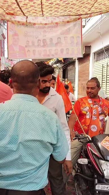 कैंट विधानसभा क्षेत्र के सुभाष नगर पर डॉ.अनीस बेग द्वारा कावड़ यात्रा लेकर आ रहे शिव भक्तों का किया गया स्वागत इस दौरान कांवड़ियों पर पुष्प वर्षा करने के साथ-साथ फल का वितरण भी किया गया
#DrAnisBeg #AnisBeg #KanwarYatra #Kanwariya #KanwarSeva #KanwariyaSeva #JalpanVitaran #Bareilly #BareillyDarpan #CanttAssembly #CanttVidhanSabha #BareillyNews #LiveBroadcast #LiveCoverage #KanwarYatra2026 #Sawan2026