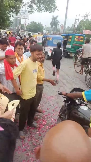 कैंट विधानसभा क्षेत्र के ईसाइयों की पुलिया पर डॉ. अनीस बेग द्वारा कांवड़ियों का जलपान वितरण एवं स्वागत कार्यक्रम का सीधा प्रसारण
#DrAnisBeg #AnisBeg #KanwarYatra #Kanwariya #KanwarSeva #KanwariyaSeva #JalpanVitaran #Bareilly #BareillyDarpan #CanttAssembly #CanttVidhanSabha #BareillyNews #LiveBroadcast #LiveCoverage #KanwarYatra2026 #Sawan2026