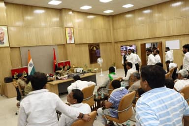 पुलिस कमिश्नर के ठोस आश्वासन के बाद वार्ता संपन्न होने तक किसान संघर्ष मोर्चा का आंदोलन स्थगित
आज किसानों की गिरफ्तारी के बाद जेल से ही किसान संघर्ष मोर्चा के प्रतिनिधिमंडल ने सेक्टर-108 स्थित पुलिस कमिश्नर कार्यालय में वार्ता की। पुलिस कमिश्नर ने किसान प्रतिनिधिमंडल को ठोस आश्वासन दिया कि तीनों प्राधिकरणों के मुख्य कार्यपालक अधिकारियों (CEO) तथा जिलाधिकारी (DM) की मौजूदगी में 10% विकसित प्लॉट, नए भूमि अधिग्रहण कानून, आबादी सहित किसानों के सभी लंबित मुद्दों पर गंभीर एवं विस्तृत वार्ता कराई जाएगी।
पुलिस कमिश्नर ने यह भी आश्वासन दिया कि प्राधिकरण स्तर पर एक नोडल अधिकारी नियुक्त कर जवाबदेही तय की जाएगी तथा प्रत्येक मुद्दे के समाधान के लिए समय-सीमा निर्धारित करते हुए कार्रवाई सुनिश्चित की जाएगी।
वार्ता के संबंध में किसान संघर्ष मोर्चा के प्रमुख नेता डॉ. रुपेश वर्मा ने कहा कि पुलिस कमिश्नर के साथ हुई वार्ता बहुत सार्थक और ठोस रही। किसान संघर्ष मोर्चा की मुख्य मांग थी कि तीनों प्राधिकरणों के अधिकारी किसानों के मुद्दों पर अलग-अलग बयान देकर उन्हें गुमराह करने के बजाय तीनों प्राधिकरणों के CEO और जिलाधिकारी को एक टेबल पर बैठाकर सभी मुद्दों पर गंभीर एवं निर्णायक बातचीत की जाए। इस मांग पर सहमति बनी है।
उन्होंने कहा कि पुलिस कमिश्नर के ठोस आश्वासन को देखते हुए वार्ता संपन्न होने तक किसान संघर्ष मोर्चा अपना आंदोलन स्थगित कर रहा है। वार्ता के परिणाम की समीक्षा के बाद आवश्यकता पड़ने पर आंदोलन को पुनः और अधिक मजबूती के साथ आगे बढ़ाया जाएगा।
किसान संघर्ष मोर्चा के नेता सुखबीर खलीफा ने कहा कि हमारी एकता फौलादी है और हम अपने मुद्दों को लेकर लगातार संघर्ष कर रहे हैं। पिछले काफी समय से तीनों प्राधिकरणों के मुख्य कार्यपालक अधिकारियों के साथ प्राधिकरण स्तर के लंबित मुद्दों तथा शासन स्तर के मुद्दों के समाधान के लिए आंदोलन किया जा रहा है। 17 जुलाई को भी वार्ता का आश्वासन दिया गया था, लेकिन वार्ता नहीं हो पाई। आज पुलिस कमिश्नर ने वार्ता कराने का ठोस आश्वासन दिया है और आंदोलन को वार्ता संपन्न होने तक स्थगित करने का आग्रह किया है। इसलिए किसान संघर्ष मोर्चा ने वार्ता पूरी होने तक आंदोलन स्थगित करने की घोषणा की है।
किसान संघर्ष मोर्चा के प्रमुख नेता सरन प्रधान ने कहा कि आंदोलन शुरू हो चुका है और यह किसानों के मुद्दों के समाधान के बाद ही समाप्त होगा। आज के आंदोलन की प्रमुख मांग तीनों प्राधिकरणों के CEO और जिलाधिकारी के साथ सामूहिक वार्ता थी। अब वार्ता के बाद उसके परिणाम की समीक्षा की जाएगी और आवश्यकता के अनुसार आगे के आंदोलन की रणनीति तय की जाएगी।
किसान संघर्ष मोर्चा ने स्पष्ट किया कि आंदोलन स्थगित हुआ है, समाप्त नहीं। किसानों के सभी मुद्दों के समाधान के लिए समयबद्ध एवं ठोस कार्रवाई नहीं हुई तो किसान संघर्ष मोर्चा पुनः आंदोलन को आगे बढ़ाएगा।
प्रतिनिधिमंडल में शामिल प्रमुख किसान नेता
आज के प्रतिनिधिमंडल में बुधपाल यादव, प्रशांत भाटी, उदल आर्य, सचिन एडवोकेट, निशांत भाटी, मानव मुखिया, वीर सिंह नगर, जगबीर नंबरदार, इंदर प्रधान, महेंद्र एडवोकेट, मनीष प्रधान, निशांत रावल, उमेश एडवोकेट, जयप्रकाश सहित अन्य किसान नेता शामिल रहे।
किसान संघर्ष मोर्चा
10% विकसित प्लॉट – नए कानून का लाभ – आबादी के लंबित प्रकरणों का समाधान – किसानों के सभी मुद्दों का समयबद्ध निस्तारण
भवदीय डॉक्टर रुपेश वर्मा जिला अध्यक्ष किसान सभा गोतम बुध नगर