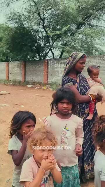 khushiya batne se badthi hai