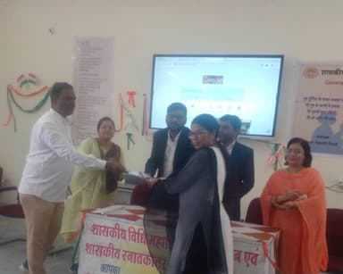 शासकीय महाविद्यालय में ‘हर घर तिरंगा अभियान 2026’ का हुआ समापन
________________
राष्ट्रभक्ति एवं जनभागीदारी के साथ आयोजित हुआ अभियान
________________
विभिन्न प्रतियोगिताओं के विजेताओं को प्रमाण-पत्र देकर किया पुरस्कृत
________________
विद्यार्थियों से शैक्षणिक एवं पाठ्येतर गतिविधियों में बढ़-चढ़कर भाग लेने का आह्वान
________________
खरगोन 18 अगस्त 2026। उच्च शिक्षा विभाग, मध्यप्रदेश शासन के निर्देशानुसार शासकीय महाविद्यालय में 09 अगस्त से 17 अगस्त 2026 तक संचालित ‘हर घर तिरंगा अभियान 2026’ का समापन एवं पुरस्कार वितरण समारोह आयोजित किया गया। भारत सरकार के संस्कृति मंत्रालय के दिशा-निर्देशों के तहत राष्ट्रगीत ‘वंदे मातरम्’ के 150 वर्ष पूर्ण होने के उपलक्ष्य में आयोजित इस अभियान में विद्यार्थियों ने उत्साहपूर्वक सहभागिता की।
अभियान के दौरान विद्यार्थियों में राष्ट्रप्रेम, रचनात्मकता एवं जनभागीदारी की भावना विकसित करने के उद्देश्य से विभिन्न प्रतियोगिताओं का आयोजन किया गया। इनमें रंगोली, पोस्टर सजावट एवं देशभक्ति गीत सहित विभिन्न गतिविधियां शामिल रहीं। विद्यार्थियों ने इन प्रतियोगिताओं में उत्साह के साथ सहभागिता करते हुए अपनी प्रतिभा का प्रदर्शन किया।
समापन समारोह के अवसर पर विभिन्न प्रतियोगिताओं के विजेता एवं उत्कृष्ट प्रदर्शन करने वाले प्रतिभागियों मिनाक्षी वर्मा, कु. नारायणी राठोड़, कु. आशीकौर भाटिया, कु. खुशी सेन एवं बरखा वर्मा आदि को महाविद्यालय के प्राचार्य डॉ. दिग्विजय सिंह मण्डलोई द्वारा प्रमाण-पत्र प्रदान कर पुरस्कृत किया गया।
कार्यक्रम संयोजक प्रो. चन्द्र भान त्रिवेदी ने अभियान के अंतर्गत महाविद्यालय द्वारा आयोजित विभिन्न प्रतियोगिताओं की सराहना करते हुए सभी प्रतिभागी विद्यार्थियों को बधाई दी। उन्होंने विद्यार्थियों को भविष्य में भी महाविद्यालय की शैक्षणिक एवं पाठ्येतर गतिविधियों में बढ़-चढ़कर सहभागिता करने के लिए प्रेरित किया तथा उनके उज्ज्वल भविष्य की कामना की।
कार्यक्रम में महाविद्यालय के प्राध्यापक श्री पी.एस. रावत, सुश्री तृप्ति सोनी, श्री सत्यम निंगवाल, श्री राजेश बालके, श्री प्रकाश बघेल, श्री महेश कलमे, श्री सदाशिव कलमें, श्री सिद्धिक खान सहित बड़ी संख्या में छात्र-छात्राएं एवं कर्मचारी उपस्थित रहे।
#JansamparkMP #khargone