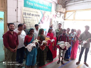 क्लबफुट क्लिनिक में 11 बच्चों का उपचार, 5 को प्लास्टर एवं 2 की टेनोटॉमी
________________
विशेषज्ञ चिकित्सकों ने किया बच्चों का परीक्षण एवं उपचार
________________
अनुष्का फाउंडेशन ने 4 बच्चों को उपलब्ध कराए विशेष जूते
________________
जिले के विभिन्न ब्लॉकों से पहुंचे क्लबफुट से प्रभावित बच्चे
________________
खरगोन 18 अगस्त 2026। जिला अस्पताल परिसर में मंगलवार को CMHO एवं सिविल सर्जन के मार्गदर्शन में अनुष्का फाउंडेशन, मुंबई द्वारा नियमित क्लबफुट क्लिनिक का आयोजन किया गया। प्रत्येक मंगलवार आयोजित होने वाले इस क्लिनिक में क्लबफुट से ग्रसित बच्चों का विशेषज्ञ चिकित्सकों द्वारा परीक्षण एवं उपचार किया जाता है।
क्लिनिक में हड्डी रोग विशेषज्ञ डॉ. अशोक वास्के ने बच्चों का परीक्षण कर आवश्यक उपचार किया। मंगलवार को बड़वाह, भगवानपुरा, महेश्वर, भीकनगांव एवं खरगोन सहित जिले के विभिन्न विकासखंडों से कुल 11 बच्चे उपचार के लिए पहुंचे। चिकित्सकीय जांच के बाद 5 बच्चों का प्लास्टर किया गया, जबकि 2 बच्चों की टेनोटॉमी की गई।
उपचार के अगले चरण के लिए 4 बच्चों को अनुष्का फाउंडेशन की ओर से विशेष प्रकार के जूते उपलब्ध कराए गए। उपचार के बाद पैरों की सही स्थिति बनाए रखने में इन विशेष जूतों की महत्वपूर्ण भूमिका होती है।
इस अवसर पर RBSK से डॉ. शुभम महाजन, DEIC मैनेजर श्री विनोद पवार, हड्डी रोग विभाग से डॉ. चेतन पटोदे, डॉ. राजेंद्र मंडलोई, डॉ. आदित्य जाधव एवं डॉ. अमितसिंह चौहान उपस्थित रहे। अनुष्का फाउंडेशन के प्रोग्राम एग्जीक्यूटिव श्री मनोज यादव ने बच्चों को आवश्यक विशेष जूते उपलब्ध कराने में सहयोग किया।
क्लबफुट क्लिनिक के माध्यम से जिले के दूरस्थ क्षेत्रों से आने वाले बच्चों को जिला अस्पताल में ही विशेषज्ञ उपचार एवं आवश्यक सुविधाएं उपलब्ध कराई जा रही हैं। नियमित रूप से आयोजित यह क्लिनिक क्लबफुट से प्रभावित बच्चों को समय पर उपचार उपलब्ध कराने तथा उन्हें सामान्य शारीरिक गतिविधियों की ओर लौटाने की दिशा में महत्वपूर्ण पहल साबित हो रहा है।
#JansamparkMP #khargone