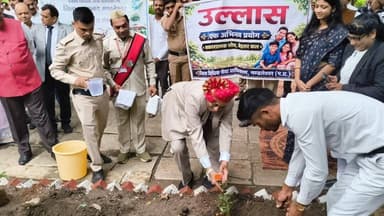 ”स्वतंत्रता दिवस के अवसर पर जिला न्यायालय में ध्वजारोहण, वृक्षारोपण एवं सांस्कृतिक कार्यक्रम आयोजित“
________________
देश के 80वें स्वतंत्रता दिवस के पावन अवसर पर जिला न्यायालय, मण्डलेश्वर में गरिमामय एवं उत्साहपूर्ण वातावरण में ध्वजारोहण, वृक्षारोपण एवं सांस्कृतिक कार्यक्रम आयोजित किया गया। कार्यक्रम का आयोजन ”उल्लास -एक अभिनव प्रयोग“ के अंतर्गत किया गया।
माननीय प्रधान जिला एवं सत्र न्यायाधीश श्री अखिलेश जोशी द्वारा जिला न्यायालय परिसर में राष्ट्रीय ध्वज फहराया गया। ध्वजारोहण के उपरांत उपस्थित न्यायिक अधिकारीगण, कर्मचारीगण एवं अधिवक्तागण द्वारा राष्ट्रगान के साथ राष्ट्र के प्रति सम्मान एवं देश की स्वतंत्रता, संविधान तथा लोकतांत्रिक मूल्यों के प्रति अपनी प्रतिबद्धता व्यक्त की गई।
इस अवसर पर जिला न्यायालय परिसर में पंच-ज के तहत वृक्षारोपण कार्यक्रम भी आयोजित किया गया। न्यायिक अधिकारियों एवं उपस्थित जनों द्वारा पौधों का रोपण कर पर्यावरण संरक्षण एवं स्वच्छ, हरित तथा स्वस्थ समाज के निर्माण का संदेश दिया गया। कार्यक्रम में यह संकल्प लिया गया कि स्वतंत्रता के साथ-साथ पर्यावरण संरक्षण को भी अपने सामाजिक दायित्व का अभिन्न हिस्सा बनाया जाएगा।
इस अवसर पर सांस्कृतिक कार्यक्रम भी आयोजित किया गया जिसमें अधिवक्तागण एवं न्यायालयीन कर्मचारियांे ने भाग लिया तथा देश भक्ति गीतों के माध्यम से स्वतंत्रता संग्राम सेनानियों एवं देश के वीर शहीदों के त्याग, बलिदान और संघर्ष को स्मरण करते हुए उन्हें श्रद्धांजलि अर्पित की गई।
कार्यक्रम के अंत में उपस्थित सभी न्यायिक अधिकारियों, अधिवक्ताओं एवं कर्मचारियों को स्वतंत्रता दिवस की शुभकामनाएं दी गईं तथा देश की एकता, अखंडता, शांति, समृद्धि एवं संविधान के मूल्यों की रक्षा के लिए संकल्प लिया गया।
कार्यक्रम में श्री अमित रंजन समाधिया, विशेष न्यायाधीश, श्री पंकज माहेश्वरी, प्रधान जिला न्यायाधीश, कुटुम्ब न्यायालय, न्यायाधीश श्री सुजीत कुमार सिंह, श्री रवि झारोला, श्री राजकुमार चौहान, श्री दीपक चौधरी, न्यायाधीश सुश्री प्रीति जैन, श्री मोहित बड़के, सुश्री प्रीतिबाला मुनिया, एस.डी.ओ.पी श्रीमती श्वेता शुक्ला, एस.डी.एम श्रीमती पूर्वा मण्डलोई, अध्यक्ष, जिला अधिवक्ता संघ, श्री विजय जोशी, जिला विधिक सहायता अधिकारी श्री चन्द्रेश मण्डलोई सहित अधिवक्तागण, न्यायालयीन कर्मचारीगण, लीगल एड डिफेंस काउंसल अधिवक्ता, पैरालीगल वालंटियर उपस्थित रहें।
#JansamparkMP #khargone