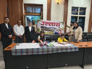 ”उल्लास एक अनिभव प्रयोग के अंतर्गत जिला न्यायालय मण्डलेश्वर में रंगोली एवं चित्रकला प्रतियोगिता
________________
माननीय प्रधान जिला एवं सत्र न्यायाधीश श्री अखिलेश जोशी के मार्गदर्शन में जिला न्यायालय, मण्डलेश्वर में ”उल्लास -एक अभिनव प्रयोग“ के अंतर्गत न्यायालयीन कर्मचारी एवं अधिवक्तागण के बच्चो के लिए रंगोली एवं चित्रकला प्रतियोगिता का आयोजन किया गया।
कार्यक्रम में बच्चों द्वारा राष्ट्रप्रेम, स्वतंत्रता संग्राम, संविधान, न्याय, विधिक जागरूकता, राष्ट्रीय एकता जैसे विषयों पर आकर्षक रंगोली एवं ड्राईंग बनाई गई।
प्रतिभागियों ने अपनी कलात्मक प्रतिभा एवं सृजनात्मक सोच का सुंदर प्रदर्शन करते हुए रंगो के माध्यम से देशभक्ति एवं सामाजिक संदेशों को प्रभावी ढंग से प्रस्तुत किया। प्रतियोगिता के दौरान न्यायालय परिसर में उत्साह एवं उल्लास का वातावरण बना रहा।
इस अवसर पर उपस्थित अधिकारियों, अधिवक्तागणों एवं कर्मचारियों ने कहां की ‘‘ उल्लास एक अभिनव प्रयोग‘‘ के माध्यम से न्यायालयीन कार्यो के साथ-साथ रचनात्मक एवं सकारात्मक गतिविधियांें को बढ़ावा मिल रहा है, जिसमे कार्यस्थल पर उत्साह, सौहार्द एवं टीम भावना को मजबूती मिलती है।
कार्यक्रम कें अंत में माननीय प्रधान जिला एवं सत्र न्यायाधीश श्री अखिलेश जोशी एवं माननीय विशेष न्यायाधीश श्री अमित रंजन समाधिया द्वारा सभी प्रतिभागियों को प्रोत्साहित किया गया।
#JansamparkMP #khargone