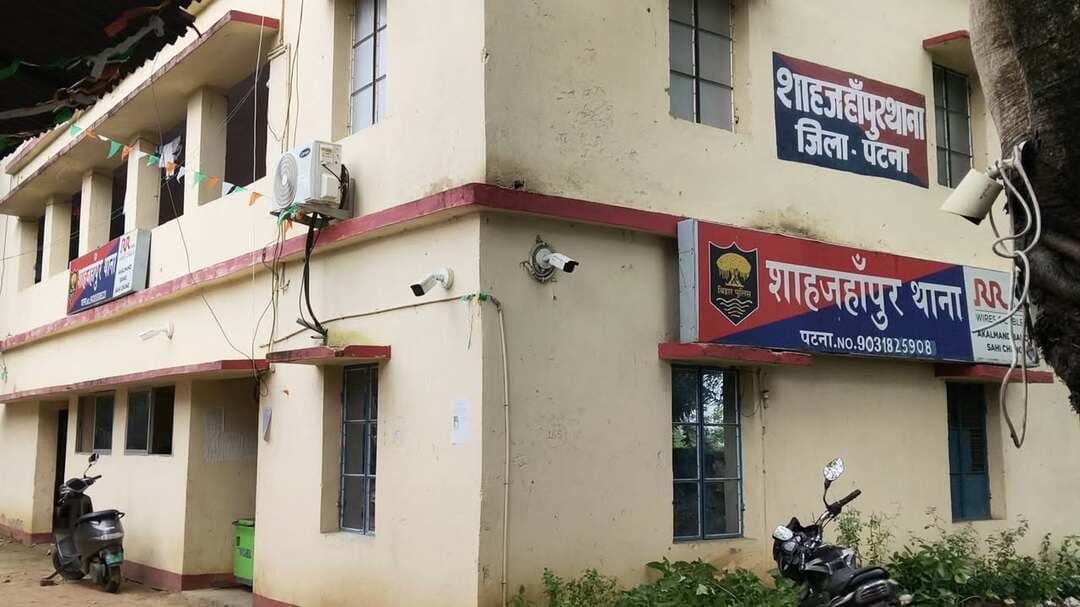 चोरों ने बड़ी मशक्कत के साथ चार घरों को निशाना बनाया। फिर भी कामयाबी चोरों के हाथ नहीं लगे। चोरी की ये दास्तान पटना जिला के शाहजहांपुर थाना इलाके में हसनपुर और हरिनगर गांव की है। चोरों ने हसनपुर गांव में तीन पाटीदारों के घर को टारगेट किया, जबकि हरिनगर के एक घर में चोरी की नाकाम कोशिश की गई। इन चार घरों से चोर को ज्यादा कुछ हाथ नहीं लगा।
हसनपुर गांव में नौलाख सिंह, अजय सिंह और उमेश सिंह नामक तीन पाटीदारों का घर एक दूसरे से सटा हुआ है। नौलाख सिंह के घर का एक ताला तोड़ने के बाद चोर दूसरा ताला नहीं तोड़ पाए। अगर चोर कामयाब होते तब नौलाख सिंह के घर से पीतल और कांसे का कुछ बर्तन चोरी करने में सफल हो जाते। लेकिन चोर को कामयाबी नहीं मिली। आर्मी से सेवानिवृत नौलाख सिंह अपने परिवार के साथ पटना में रहते हैं। दूसरे पाटीदार अजय सिंह के घर का ताला तो टूट गया लेकिन घर में कोई सामान नहीं था। पुणे में रहने वाले अजय सिंह इनकम टैक्स इंस्पेक्टर हैं।
तीसरे पाटीदार उमेश सिंह दामोदर वैली कार्पोरेशन से सेवानिवृत हैं। इनके बंद घर के अंदर घुसे चोरों को सिर्फ़ एक ट्रंक नजर आया, जिसे तोड़कर कुछ सामानों की चोरी की गई है। ट्रंक से किस तरह के सामानों की चोरी हुई है, यह स्पष्ट नही हो सका है। हालांकि ट्रंक का कुछ सामान कमरे के अंदर बिखरा पड़ा था। उमेश सिंह परिवार के साथ झारखंड के मैथन में रहते हैं। इन तीन पाटीदारों के घर से चोर को बहुत कुछ हाथ नहीं लग पाया।
चोरों ने चौथी नाकाम कोशिश हरिनगर निवासी शैलेश सिंह के घर पर की। लेकिन किस्मत ने चोरों को यहां भी धोका दे दिया। शैलेश सिंह का बंद घर भी खाली पड़ा था। चोरों ने शैलेश के बंद घर को तीसरी बार निशाना बनाया था। कुछ साल पहले शैलेश सिंह के घर चोरी की पहली घटना घटी थी। तब कई लाख रुपए के गहने और एक लाइसेंसी राइफल की चोरी हुई थी। लेकिन इस बार शैलेश के घर से चोर को बैरंग बापस होना पड़ा क्योंकि घर बिल्कुल खाली था। कुल मिलाकर इन चार घरों में चोर को कड़ी मशक्कत के बावजूद ज्यादा कुछ हाथ नहीं लगा।
शाहजहांपुर थाना की एडिशनल SHO विभा भारती के मुताबिक चोरी की इस घटना के संबंध में एक भी लिखित शिकायत नहीं मिली है। हालांकि ये मामला पुलिस की संज्ञान मेें है।
लगभग दो महीने पहले हसनपुर गांव में ही मनदीप सिंह उर्फ मंटू सिंह के घर में दो बार चोरी की घटना घट चुकी है। मंटू के घर से पहली बार करीब ₹15 लाख की चोरी हुई थी। इस इलाके में घटने वाली चोरी की ये घटना पुलिस की कार्यशैली पर सवालिया निशान लगाते हैं। अहम सवाल ये है कि आने वाले समय में क्या पुलिस इस तरह की घटना पर अंकुश लगाने में कामयाब होगी?
फिरोज़
News Tube 24x7