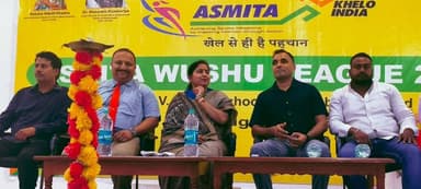 खेलो इंडिया अस्मिता वुशु लीग में रागिनी सिंह ने बढ़ाया महिला खिलाड़ियों का हौसला
Jhariya: डीएवी जामाडोबा में आयोजित खेलो इंडिया अस्मिता वुशु लीग में झरिया विधायक रागिनी सिंह मुख्य अतिथि के रूप में शामिल हुईं। उन्होंने प्रतियोगिता में हिस्सा ले रही महिला खिलाड़ियों से परिचय प्राप्त किया और उनके प्रदर्शन एवं खेल के प्रति समर्पण की सराहना करते हुए उनका उत्साहवर्धन किया।
इस अवसर पर रागिनी सिंह ने कहा, “महिला खिलाड़ियों की प्रतिभा, आत्मविश्वास और खेल के प्रति उनका समर्पण देखकर मैं बेहद प्रभावित हूं। हमारी बेटियों में प्रतिभा की कोई कमी नहीं है। जरूरत है उन्हें उचित मंच, प्रोत्साहन और बेहतर अवसर उपलब्ध कराने की।”
उन्होंने कहा कि “खेलो इंडिया अस्मिता जैसी प्रतियोगिताएं महिला खिलाड़ियों को अपनी प्रतिभा को राष्ट्रीय स्तर पर पहचान दिलाने का महत्वपूर्ण अवसर प्रदान करती हैं। हमारी बेटियां इसी तरह मेहनत और लगन के साथ आगे बढ़ें, खेल के क्षेत्र में नई ऊंचाइयां हासिल करें और झरिया, धनबाद सहित पूरे झारखंड एवं देश का नाम रोशन करें।”
विधायक ने खिलाड़ियों को उनके उज्ज्वल भविष्य के लिए शुभकामनाएं देते हुए कहा कि खेल के क्षेत्र में सफलता के लिए अनुशासन, निरंतर अभ्यास और आत्मविश्वास बेहद जरूरी है। उन्होंने खिलाड़ियों से पूरी मेहनत और समर्पण के साथ अपने लक्ष्य की ओर आगे बढ़ने का आह्वान किया।
कार्यक्रम के दौरान महिला खिलाड़ियों और आयोजकों में उत्साह का माहौल रहा। रागिनी सिंह की मौजूदगी ने खिलाड़ियों का उत्साह बढ़ाया और उन्होंने प्रतियोगिता में भाग ले रही प्रतिभागियों का मनोबल बढ़ाते हुए उनके उज्ज्वल भविष्य की कामना की।