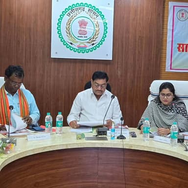 📋 प्रभारी मंत्री श्री दयाल दास बघेल ने ली समीक्षा बैठक
सूरजपुर में प्रभारी मंत्री श्री दयाल दास बघेल ने विभागीय योजनाओं एवं विकास कार्यों की समीक्षा की।
धान खरीदी की पूर्व तैयारियां पूरी करने, नशे के कारोबार पर कठोर कार्रवाई, पेयजल, शिक्षा, स्वास्थ्य, सड़क एवं सुरक्षा व्यवस्था बेहतर बनाने के निर्देश दिए।
समयबद्ध क्रियान्वयन और आमजन को योजनाओं का लाभ दिलाने पर जोर।
#Surajpur #Chhattisgarh #ReviewMeeting