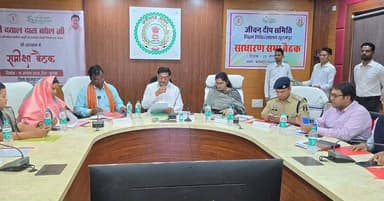 जिले के प्रभारी एवं खाद्य मंत्री श्री दयालदास बघेल की अध्यक्षता में जीवन दीप समिति के साधारण सभा की बैठक आयोजित हुई। बैठक में स्वास्थ्य सुविधाओं के विस्तार, अस्पताल की व्यवस्थाओं, दवाइयों की उपलब्धता एवं मरीजों की सुविधाओं पर चर्चा की गई।
मंत्री श्री बघेल ने चिकित्सकों की नियमित उपस्थिति, गुणवत्तापूर्ण स्वास्थ्य सेवाएं और मौसमी बीमारियों की दवाइयों की पर्याप्त उपलब्धता सुनिश्चित करने के निर्देश दिए।
#Surajpur #HealthServices #JeevanDeepSamiti #सूरजपुर
@chhattisgarhcmo @dayaldasbaghel7 @dpr.chhattisgarh @healthcggov @rena_jamil_ias