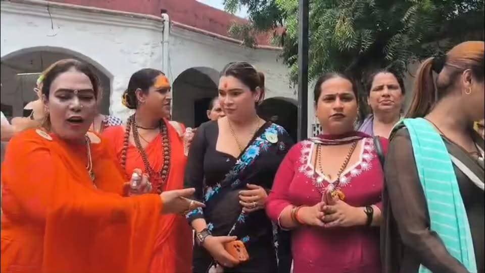 काजल किन्नर वेलफेयर फाउंडेशन एंव योगी अखाड़े ने अंजलि किन्नर के समर्थन में पुलिस प्रशासन से न्याय की गुहार लगाई
गुरुग्राम / सोहना:
काजल किन्नर वेलफेयर फाउंडेशन (4/8 मोहल्ला, सेक्टर 11, गुरुग्राम) और योगी अखाड़े से प्रतिनिधियों ने सोहना एसीपी/थाना कार्यालय पहुंचकर पीड़िता अंजलि किन्नर के समर्थन में पुलिस प्रशासन को मांग पत्र सौंपा। संस्था के पदाधिकारियों ने अंजलि किन्नर के साथ हो रहे कथित उत्पीड़न, रंगदारी वसूली और धर्म परिवर्तन के दबाव के खिलाफ सख्त कानूनी कार्रवाई की मांग की है।
पीड़िता अंजलि किन्नर ने आरोप लगाया है कि सोहना क्षेत्र के कुछ असामाजिक तत्वों एवं फर्जी किन्नरों (सीमा उर्फ मनोज, सोनिया उर्फ संजय, साजिद आदि) द्वारा उन्हें प्रताड़ित किया जा रहा था। उनसे जबरन ₹70,000 प्रति माह तथा तीन तोला सोने के आभूषणों की मांग की जा रही थी। इसके अलावा, उन पर धर्म परिवर्तन करने और मांस भक्षण का दबाव बनाया गया।
फाउंडेशन की संस्थापक काजल किन्नर और योगी अखाड़े की राष्ट्रीय अध्यक्ष नैना तिवारी ने प्रशासन से मांग की कि सोहना थाने में शिकायत दर्ज कराने आए सभी संबंधित व्यक्तियों के आधार कार्ड व पहचान पत्रों की गहनता से जांच की जाए।
योगी अखाड़े व काजल किन्नर फाउंडेशन के सहयोग से अंजलि किन्नर का विधि-विधान (तिलक, गंगाजल व गौमूत्र से अभिषेक) के साथ सनातन धर्म में पुनः स्वागत किया गया और उन्हें फाउंडेशन में शिष्य के रूप में संरक्षण प्रदान किया गया।
संस्था ने घोषणा की कि विवादित भूमि/स्थान पर कानून व प्रशासन की अनुमति से मंदिर एवं मठ का निर्माण कराया जाएगा, जहां गरीब बच्चों के पालन-पोषण, शिक्षा और बच्चियों के लिए सिलाई-कढ़ाई व स्वरोजगार प्रशिक्षण केंद्र का संचालन होगा।
इस अवसर पर काजल किन्नर वेलफेयर फाउंडेशन की संस्थापक काजल किन्नर, योगी अखाड़ा की राष्ट्रीय अध्यक्ष नैना तिवारी, संस्था के मैनेजर आयत व प्रतीक्षा मिश्रा, ज़ारा, यामिनी पांडे, रूबी, महक एवं संस्था के अन्य सदस्य उपस्थित रहे।
