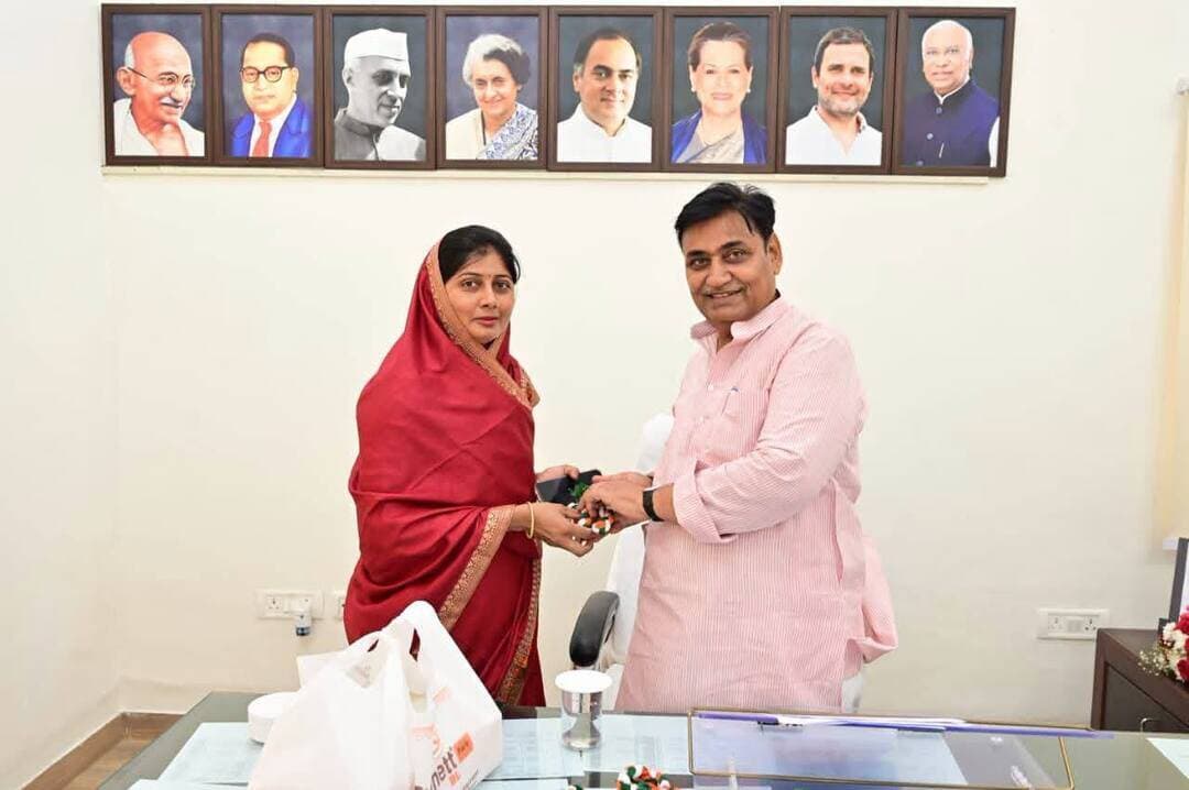 डोटासरा से मिली जालोर कांग्रेस जिलाध्यक्ष रमिला मेघवाल, निकाय-पंचायत चुनाव पर की चर्चा : प्रदेश कांग्रेस कार्यालय के पीसीसी वॉर रूम में जालोर कांग्रेस जिलाध्यक्ष रमिला मेघवाल ने प्रदेश कांग्रेस अध्यक्ष गोविंद सिंह डोटासरा से मुलाकात की। इस दौरान पंचायत एवं निकाय चुनावों को लेकर विस्तृत चर्चा की गई। रमिला मेघवाल ने जिले की संगठनात्मक स्थिति की जानकारी दी। इस दौरान डोटासरा ने आगामी चुनावों को लेकर आवश्यक दिशा-निर्देश दिए।