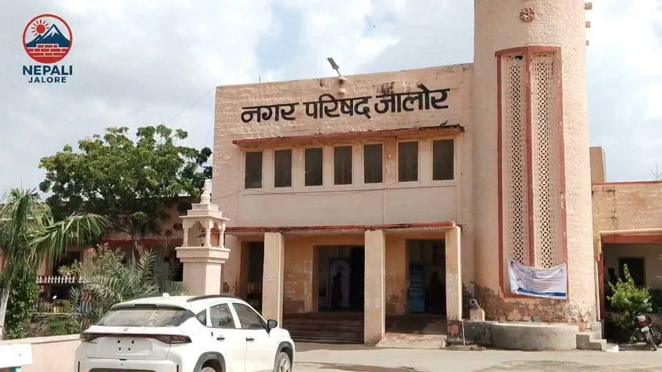 आचार संहिता लगते ही शहर से हटने लगे पोस्टर-होर्डिंग : जालोर में दो चरणों में होगी वोटिंग, पहले फेज में जालोर, सायला व आहोर और दूसरे में भीनमाल-सांचौर। राज्य निर्वाचन आयोग चुनाव ने निकाय चुनाव का शेड्यूल बुधवार को जारी कर दिया है। इसके साथ ही आचार संहिता भी लग गई है। प्रदेश भर में दो चरणों में चुनाव होंगे। चुनावों की घोषणा के साथ शहर से नगर परिषद ने शहर में लगे राजनीतिक और सरकारी योजनाओं के पोस्टरों को हटाने का काम शुरू हो गया है। जालोर में पहले फेज की वोटिंग 9 सितंबर को जालोर नगर परिषद के साथ आहोर और सायला नगर पालिका में होगी। जबकि दूसरे फेज में 11 सितंबर को भीनमाल और सांचौर नगर पालिका के चुनाव होगें। राज्य निर्वाचन आयुक्त राजेश्वर सिंह ने कहा- 27 अगस्त को निकाय चुनाव की अधिसूचना जारी होने के साथ ही नामांकन शुरू हो जाएंगे। 3 सितंबर तक नाम वापसी होगी। निकाय प्रमुखों का चुनाव 21 सितंबर को होगा, जबकि उपाध्यक्ष का चुनाव 22 सितंबर को होगा। इसी दिन नगर निगम, नगर परिषदों और नगरपालिकाओं की साधारण सभा की बैठक होगी। बैठक में डिप्टी मेयर, उपसभापति, नगरपालिका उपाध्यक्ष के चुनाव होंगे। निकाय चुनाव के कार्यक्रम की घोषणा के साथ ही सभी 309 शहरी निकायों में तत्काल प्रभाव से आचार संहिता लागू हो गई। निकाय चुनावों की प्रक्रिया पूरी होने तक आचार संहिता लगी रहेगी।