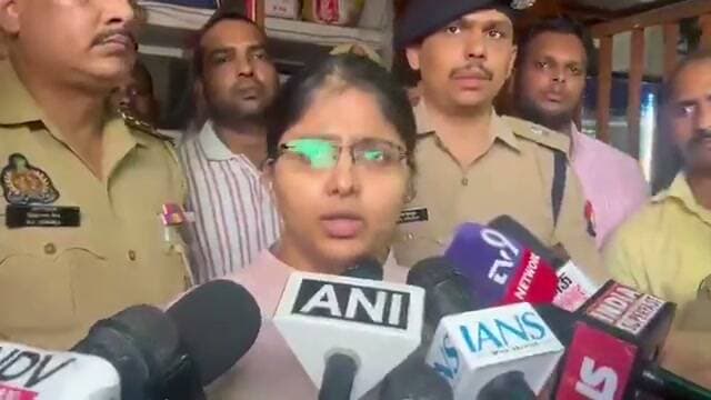 लखनऊ ट्रिपल मर्डर पर DCP दीक्षा शर्मा का बड़ा खुलासा, मृतक के WhatsApp स्टेटस में पत्रकार प्रज्ञा मिश्रा और उनके पति भरत का जिक्र.
#LucknowTripleMurder #LucknowMurder #LucknowNews #DCPDikshaSharma #PragyaMishra #Bharat #TripleMurder #LucknowPolice #UPNews #BreakingNews #LatestNews #CrimeNews #HamirpurTimesNews #UttarPradesh #लखनऊ #ट्रिपलमर्डर #लखनऊन्यूज #ब्रेकिंगन्यूज #क्राइम_न्यूज